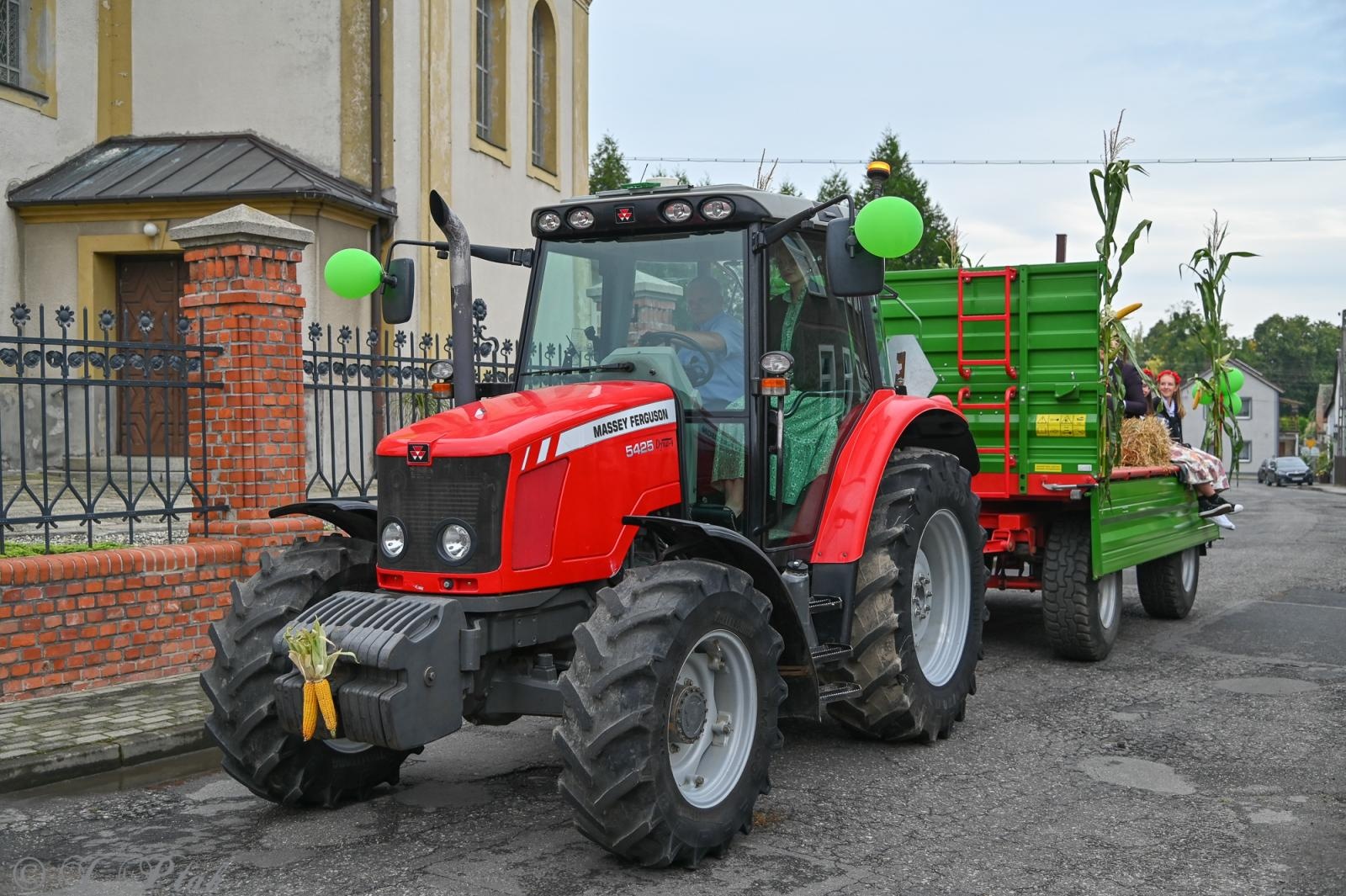 Zdjęcie w galerii na portalu naszraciborz.pl: Barwny korowód dożynkowy przejechał przez Wojnowice wiadomości z regionu