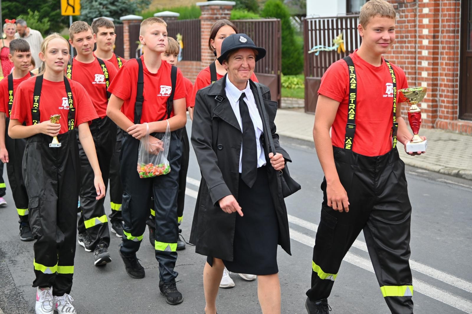 Zdjęcie w galerii na portalu naszraciborz.pl: Barwny korowód dożynkowy przejechał przez Wojnowice wiadomości z regionu