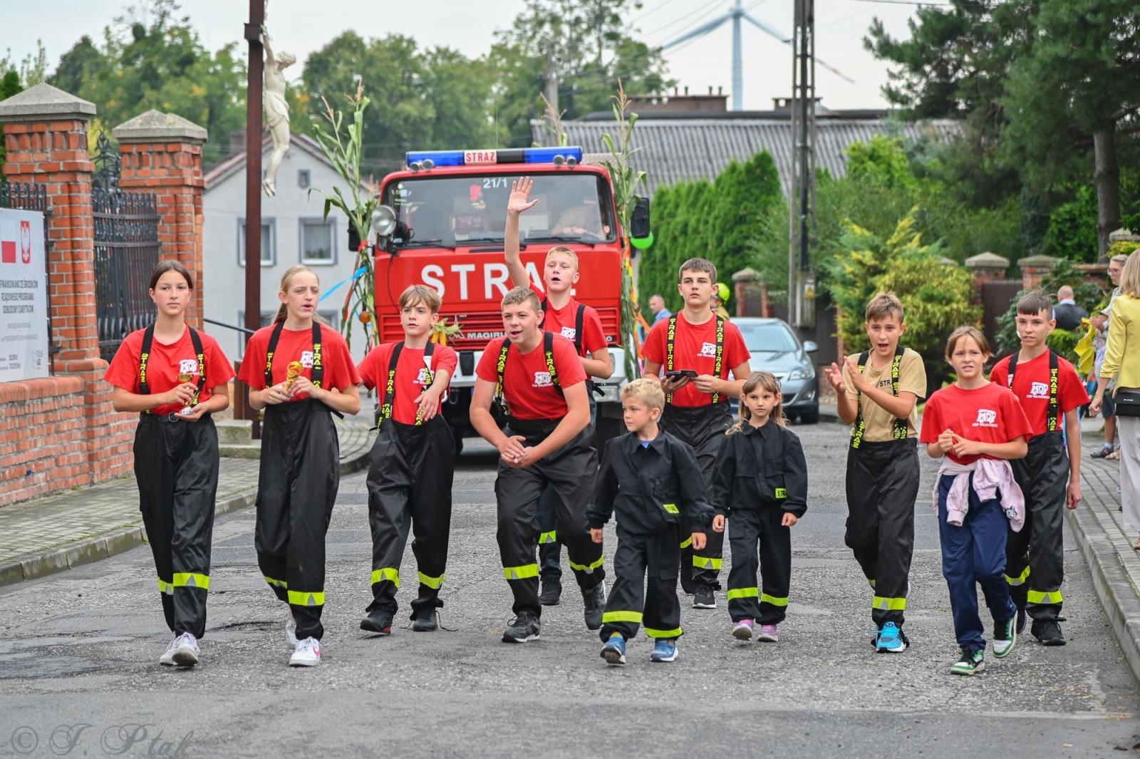 Zdjęcie w galerii na portalu naszraciborz.pl: Barwny korowód dożynkowy przejechał przez Wojnowice wiadomości z regionu