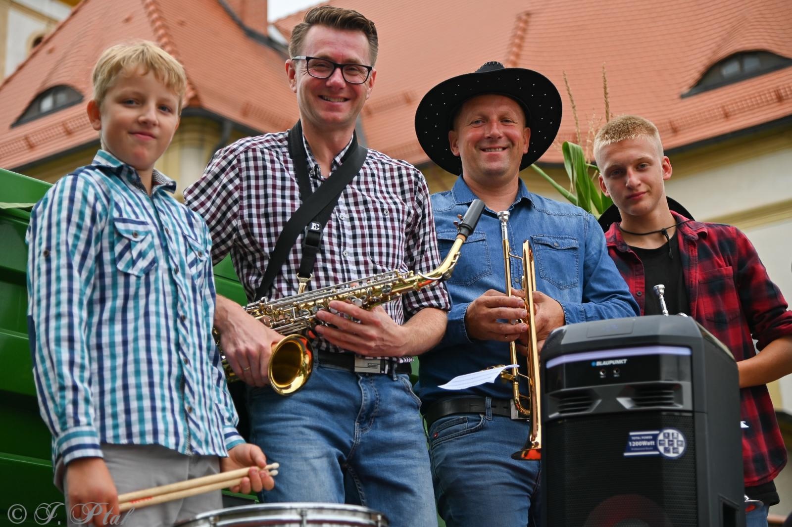 Zdjęcie w galerii na portalu naszraciborz.pl: Barwny korowód dożynkowy przejechał przez Wojnowice wiadomości z regionu