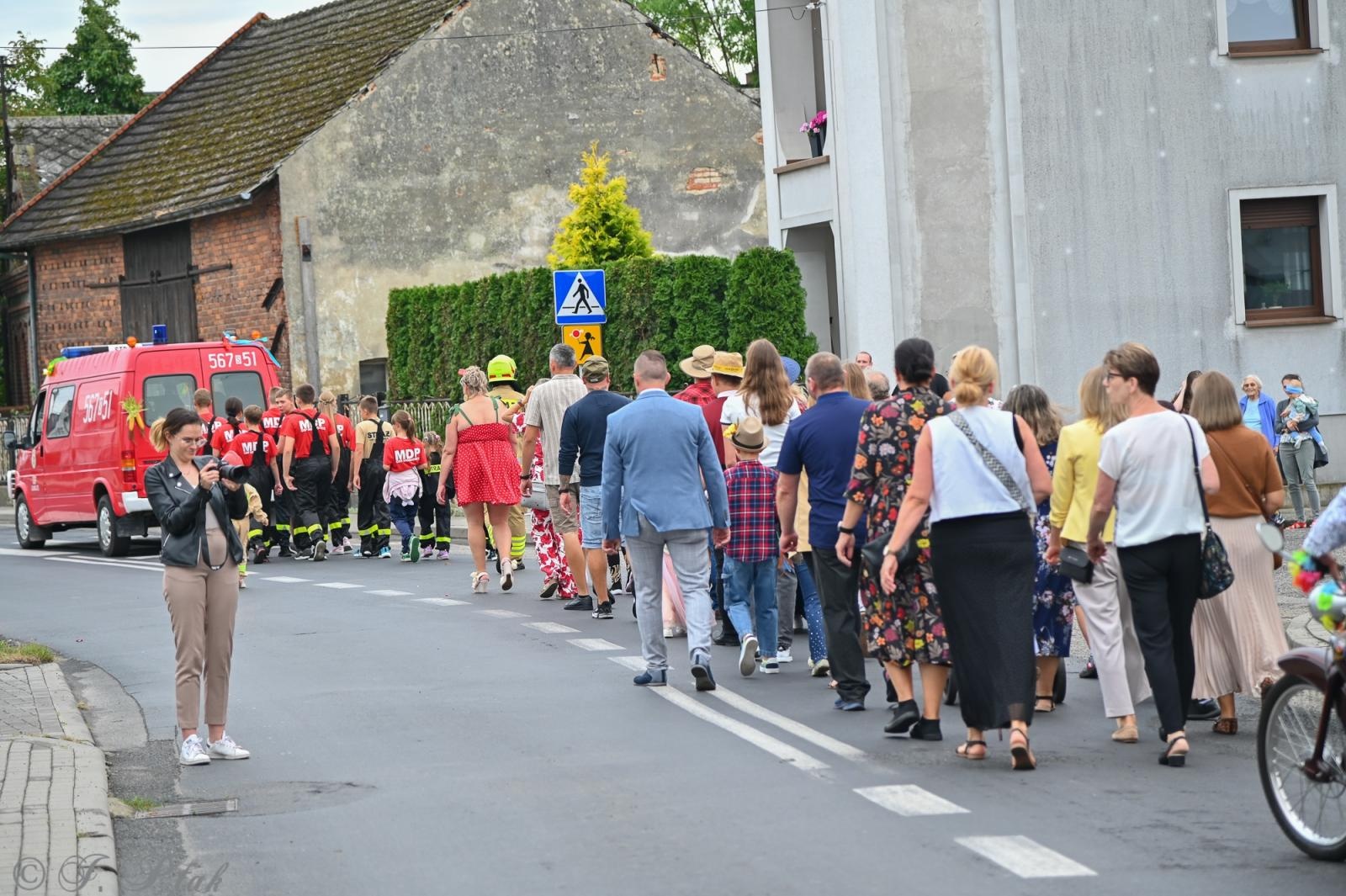 Zdjęcie w galerii na portalu naszraciborz.pl: Barwny korowód dożynkowy przejechał przez Wojnowice wiadomości z regionu