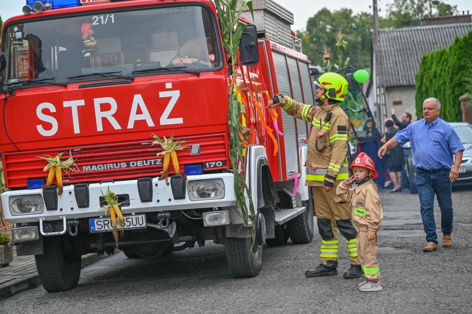 Zdjęcie w galerii na portalu naszraciborz.pl: Barwny korowód dożynkowy przejechał przez Wojnowice wiadomości z regionu