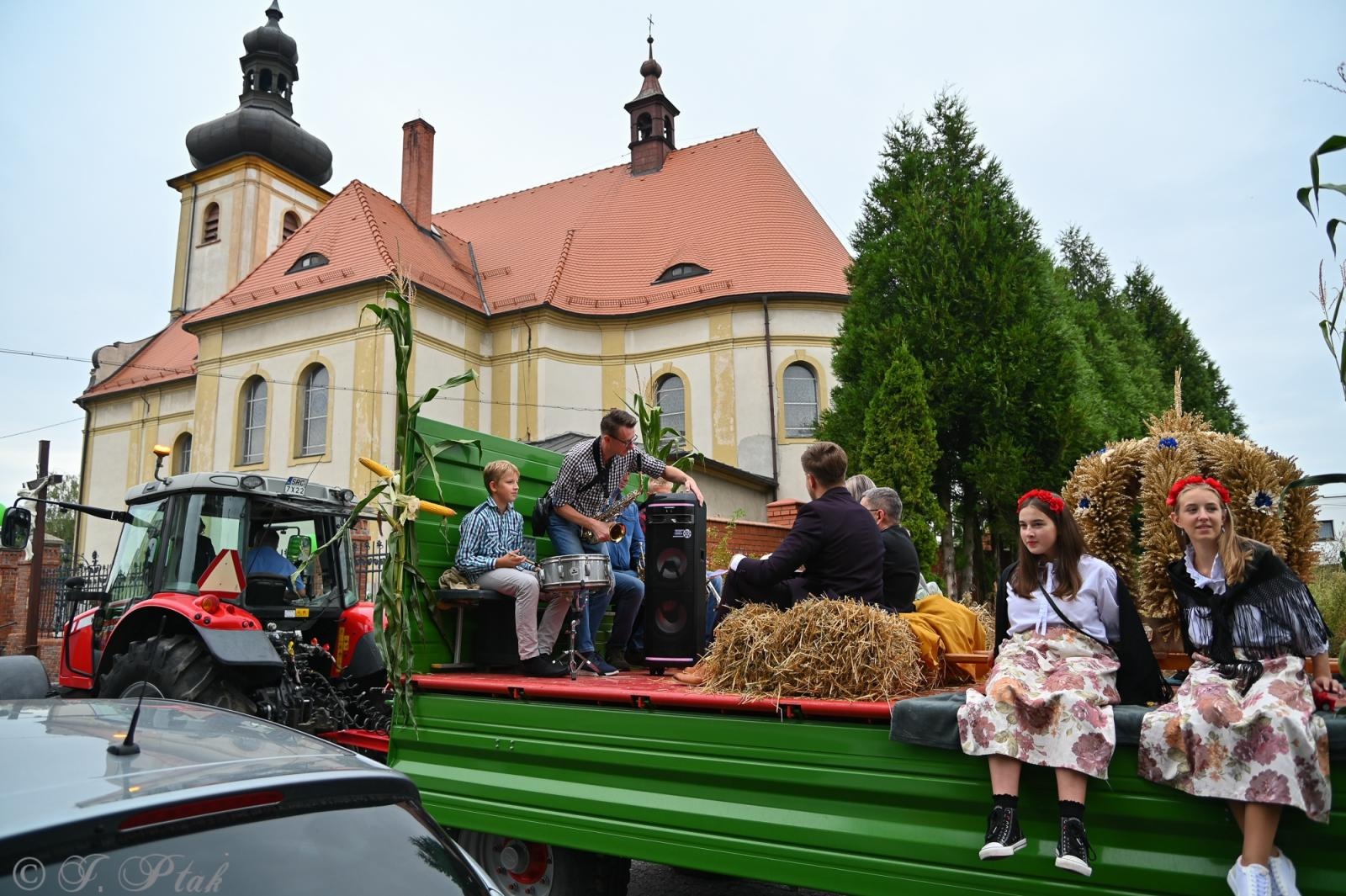 Zdjęcie w galerii na portalu naszraciborz.pl: Barwny korowód dożynkowy przejechał przez Wojnowice wiadomości z regionu