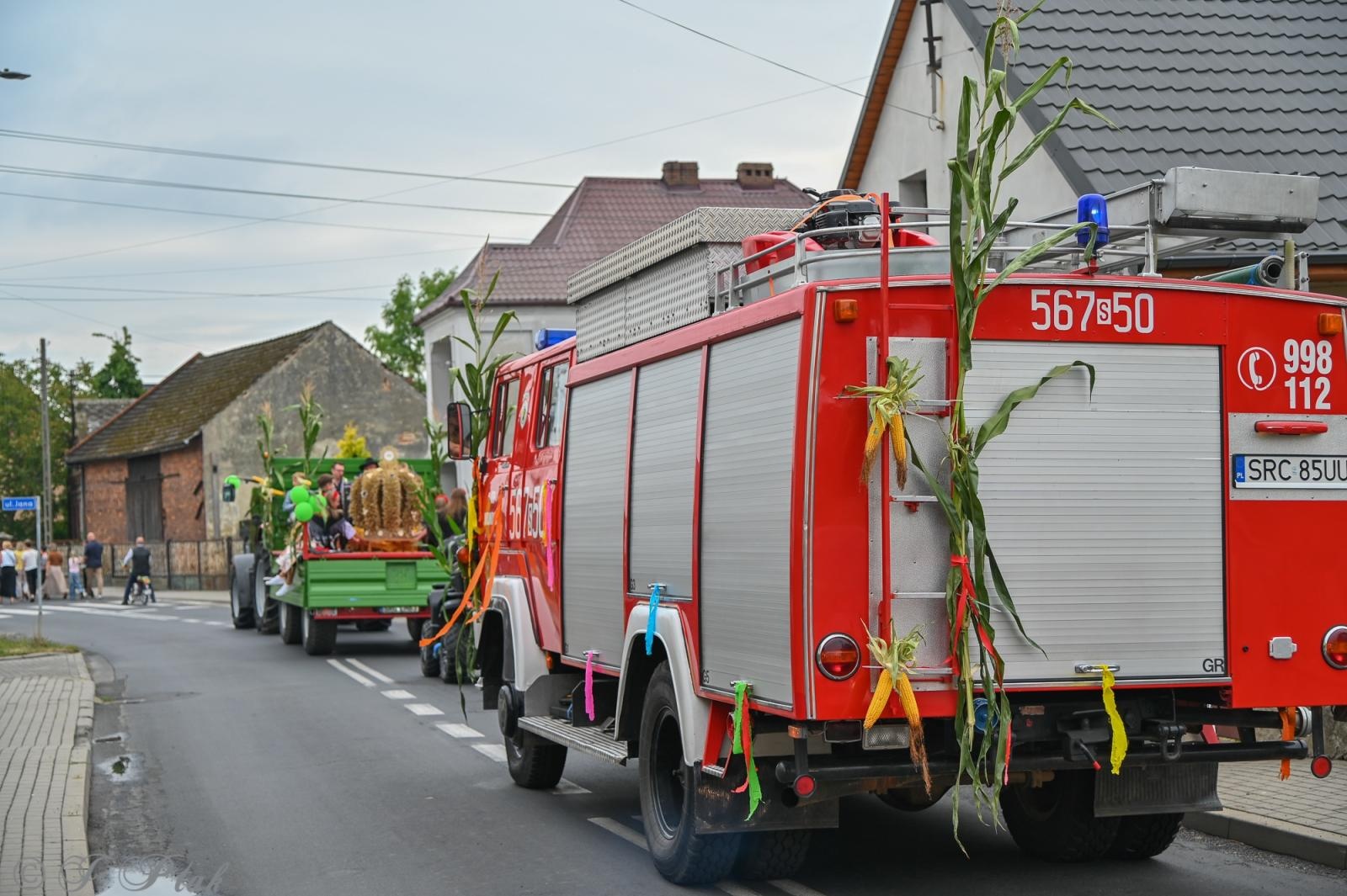 Zdjęcie w galerii na portalu naszraciborz.pl: Barwny korowód dożynkowy przejechał przez Wojnowice wiadomości z regionu