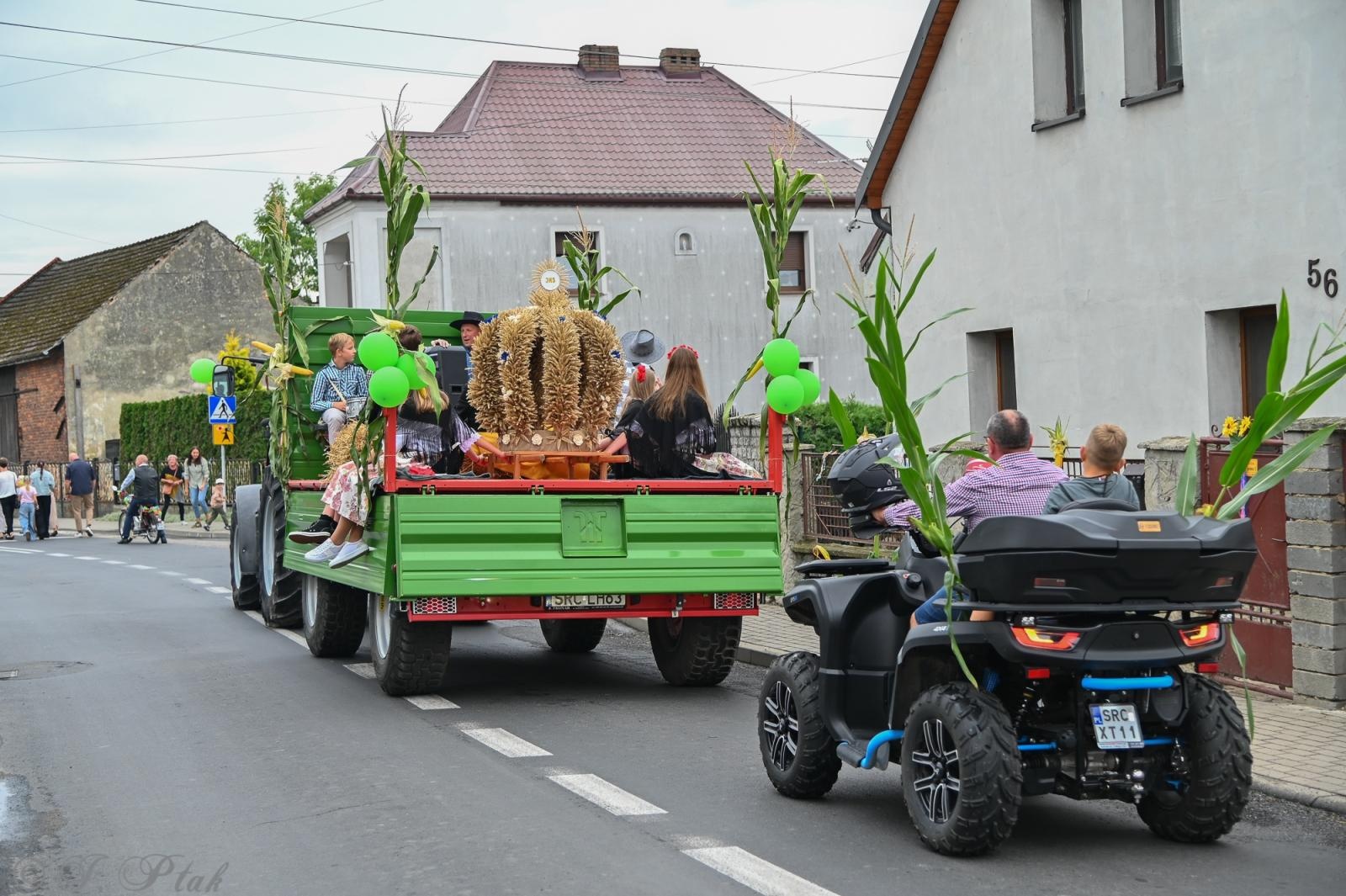Zdjęcie w galerii na portalu naszraciborz.pl: Barwny korowód dożynkowy przejechał przez Wojnowice wiadomości z regionu