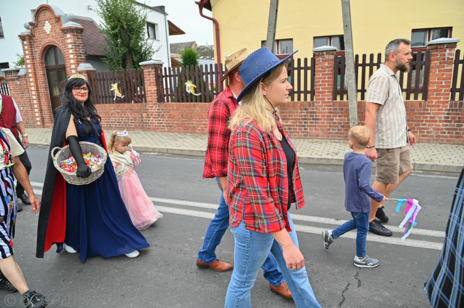 Zdjęcie w galerii na portalu naszraciborz.pl: Barwny korowód dożynkowy przejechał przez Wojnowice wiadomości z regionu