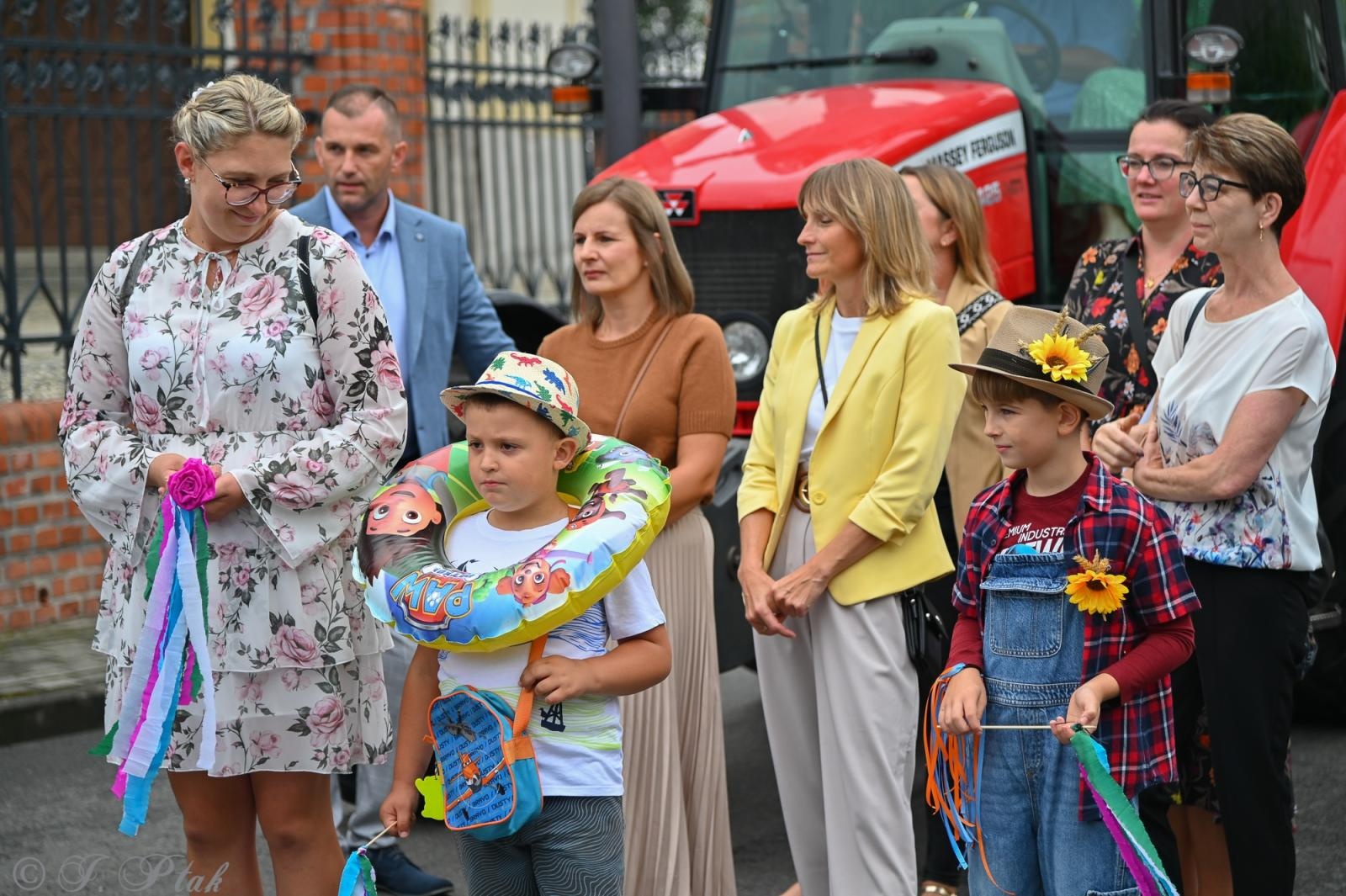 Zdjęcie w galerii na portalu naszraciborz.pl: Barwny korowód dożynkowy przejechał przez Wojnowice wiadomości z regionu