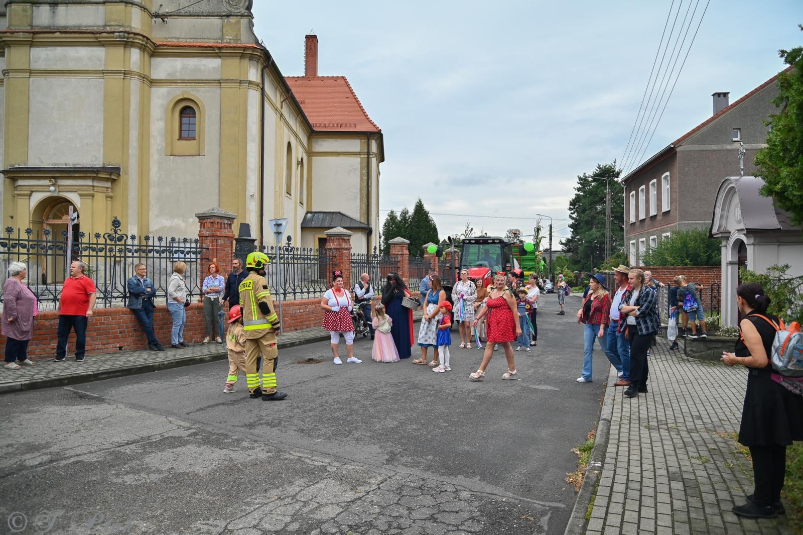 Zdjęcie w galerii na portalu naszraciborz.pl: Barwny korowód dożynkowy przejechał przez Wojnowice wiadomości z regionu