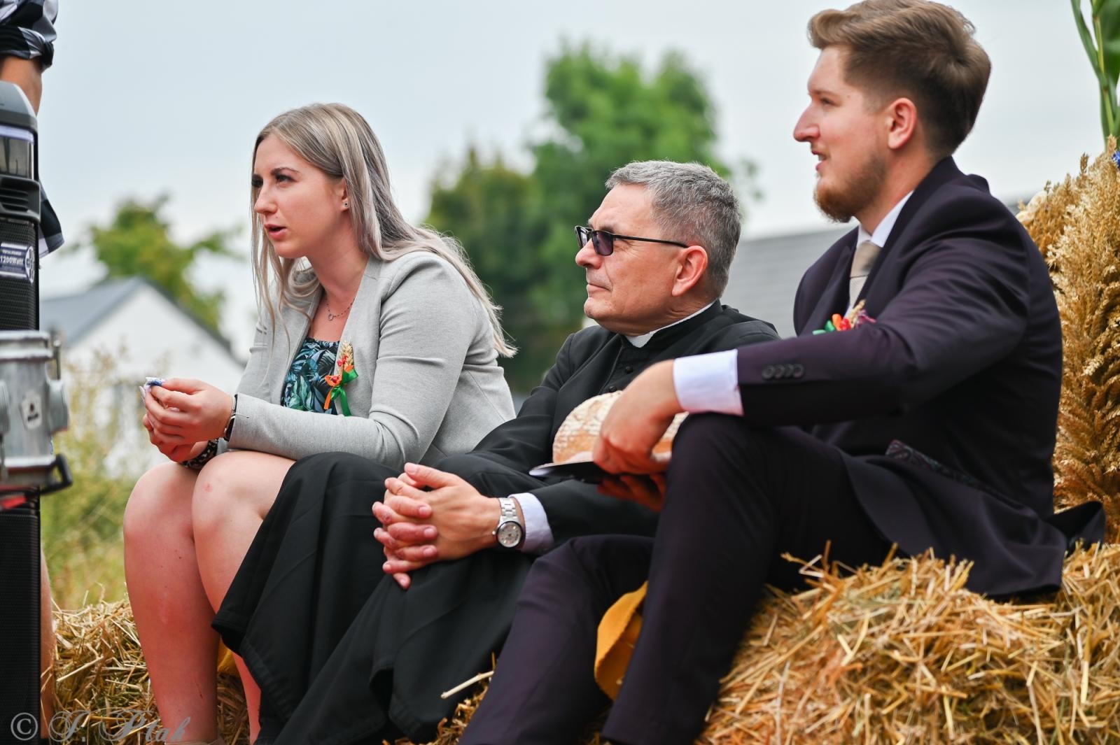 Zdjęcie w galerii na portalu naszraciborz.pl: Barwny korowód dożynkowy przejechał przez Wojnowice wiadomości z regionu