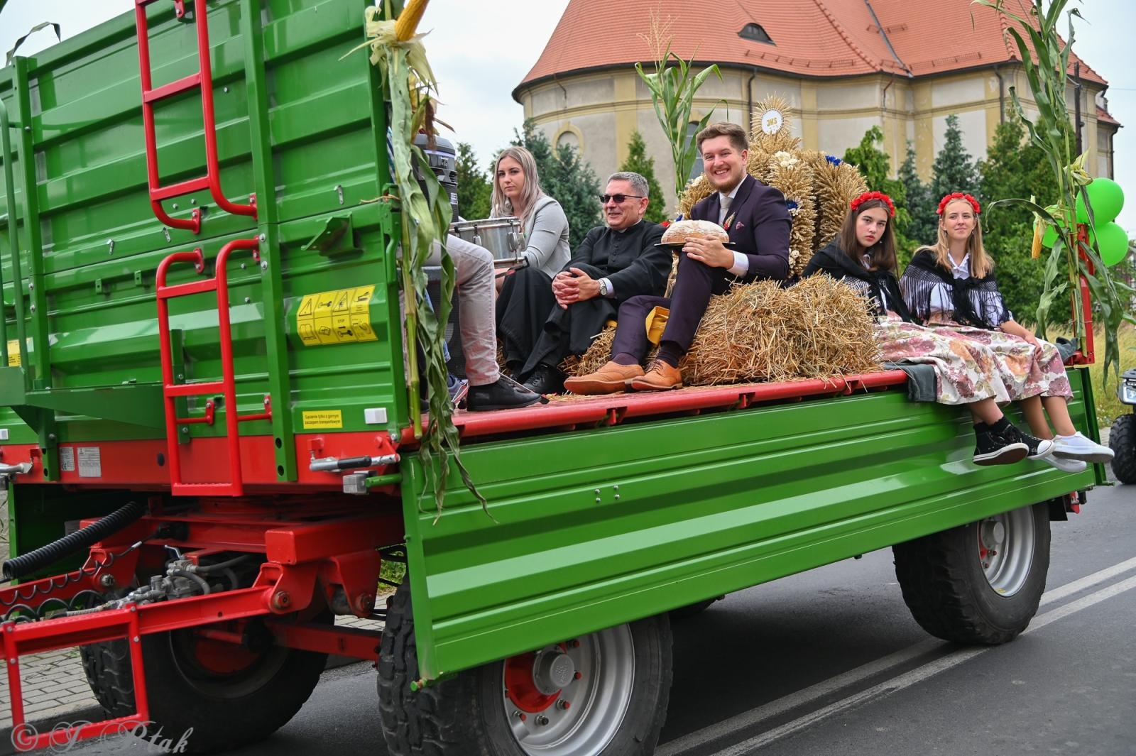Zdjęcie w galerii na portalu naszraciborz.pl: Barwny korowód dożynkowy przejechał przez Wojnowice wiadomości z regionu