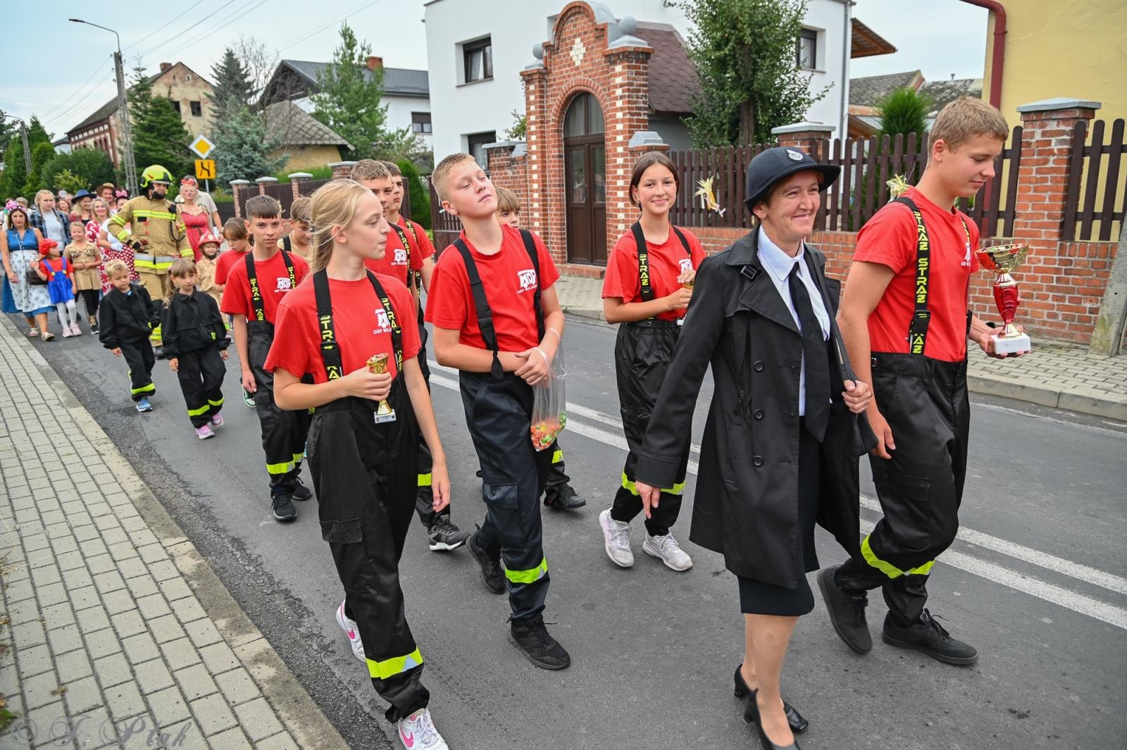 Zdjęcie w galerii na portalu naszraciborz.pl: Barwny korowód dożynkowy przejechał przez Wojnowice wiadomości z regionu