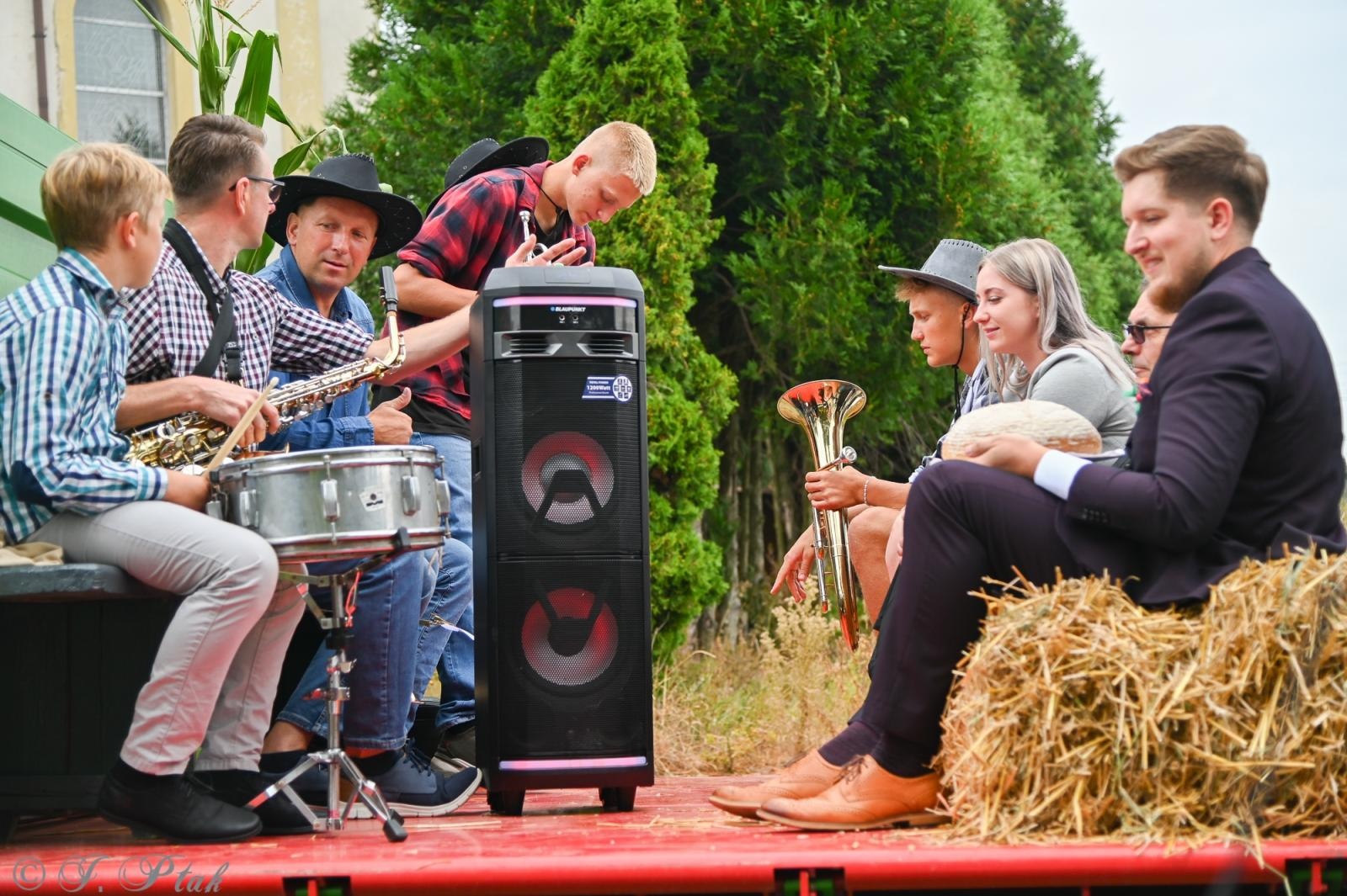 Zdjęcie w galerii na portalu naszraciborz.pl: Barwny korowód dożynkowy przejechał przez Wojnowice wiadomości z regionu