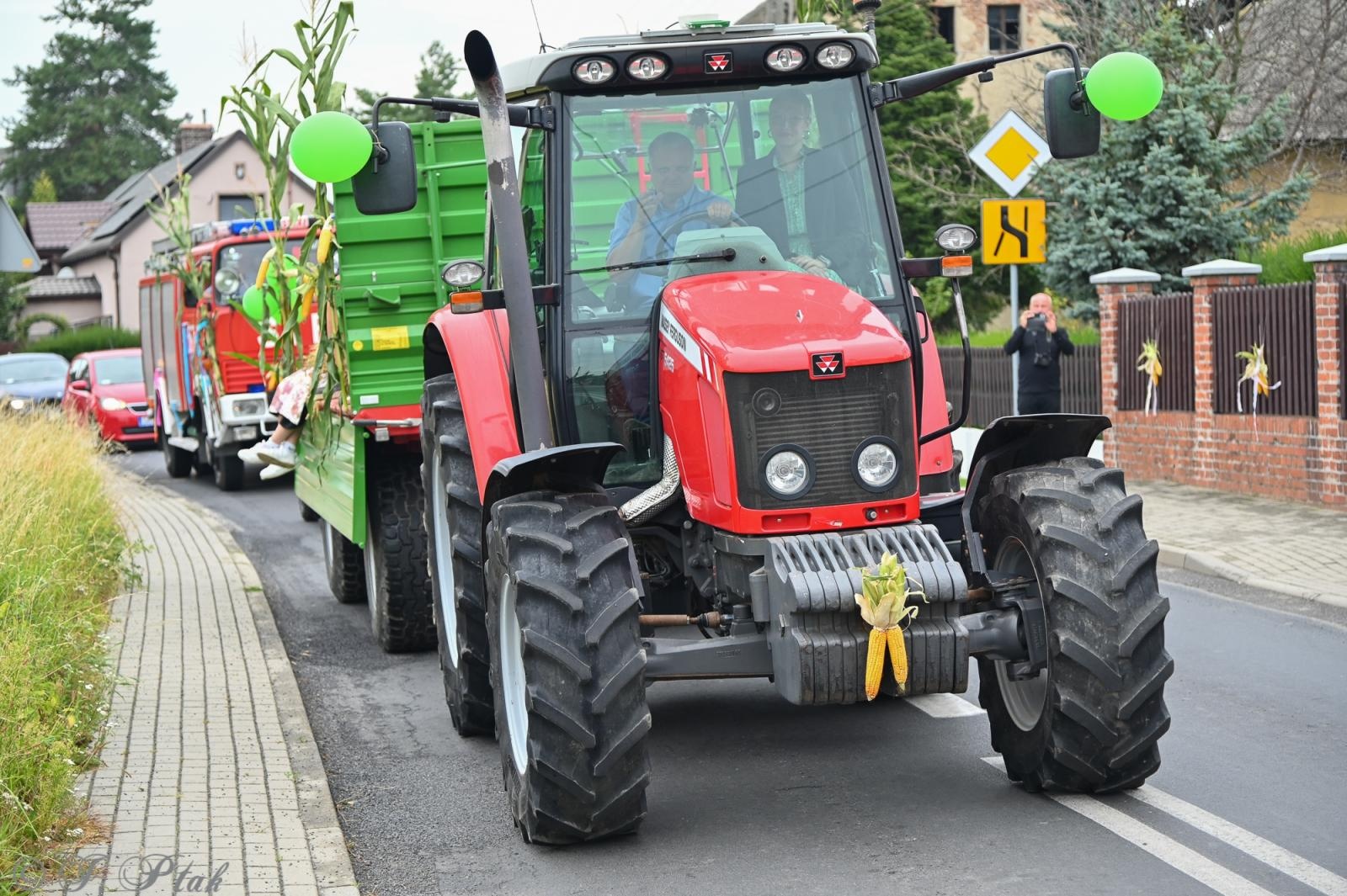 Zdjęcie w galerii na portalu naszraciborz.pl: Barwny korowód dożynkowy przejechał przez Wojnowice wiadomości z regionu