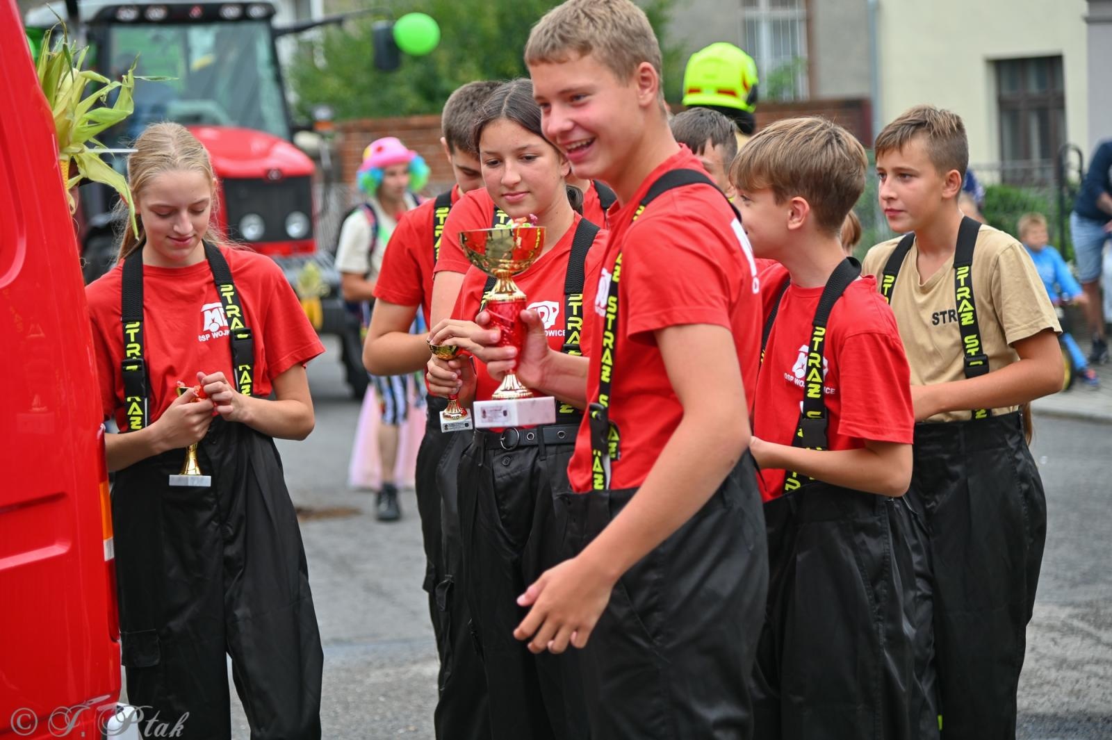 Zdjęcie w galerii na portalu naszraciborz.pl: Barwny korowód dożynkowy przejechał przez Wojnowice wiadomości z regionu