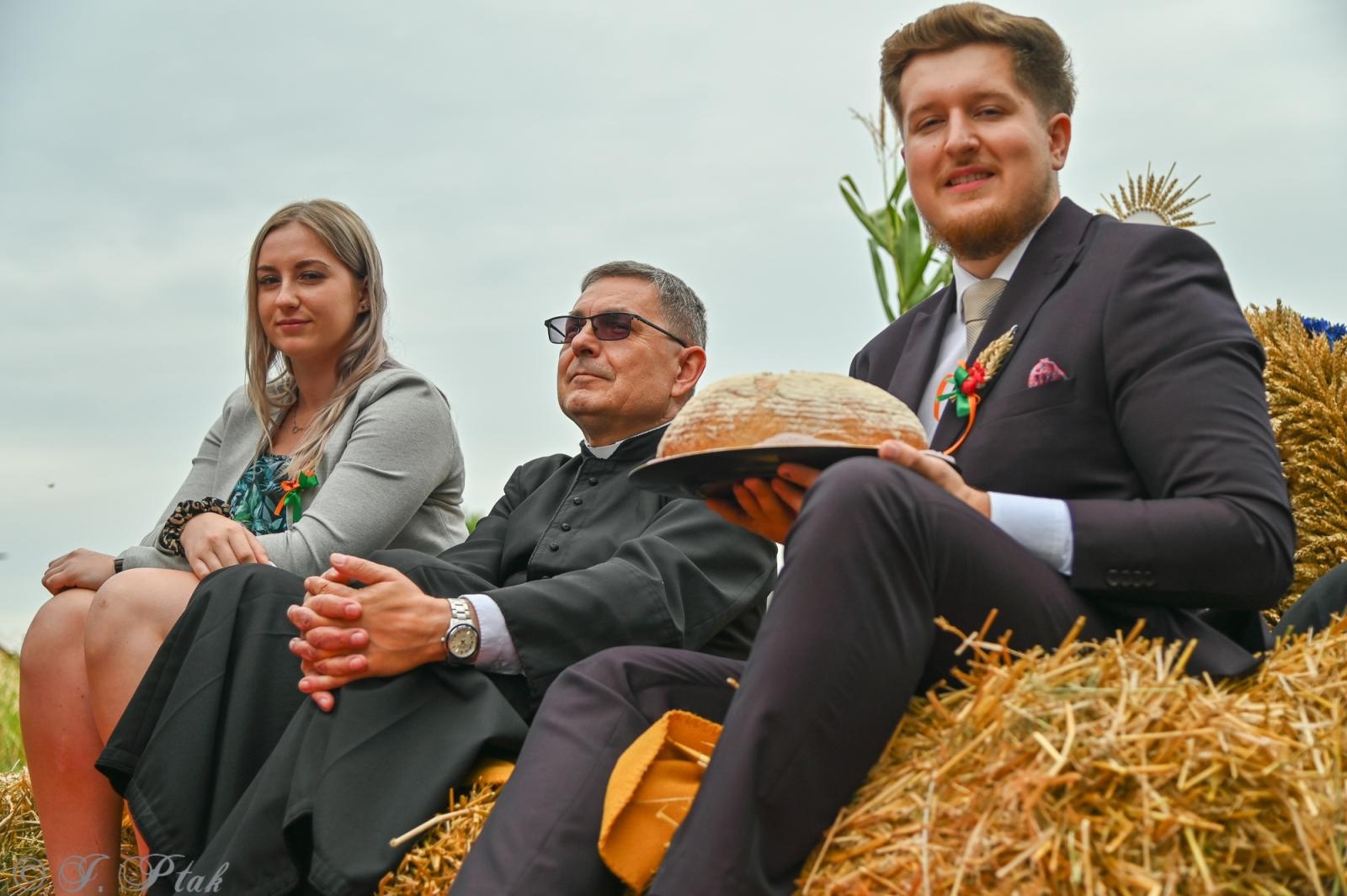 Zdjęcie w galerii na portalu naszraciborz.pl: Barwny korowód dożynkowy przejechał przez Wojnowice wiadomości z regionu