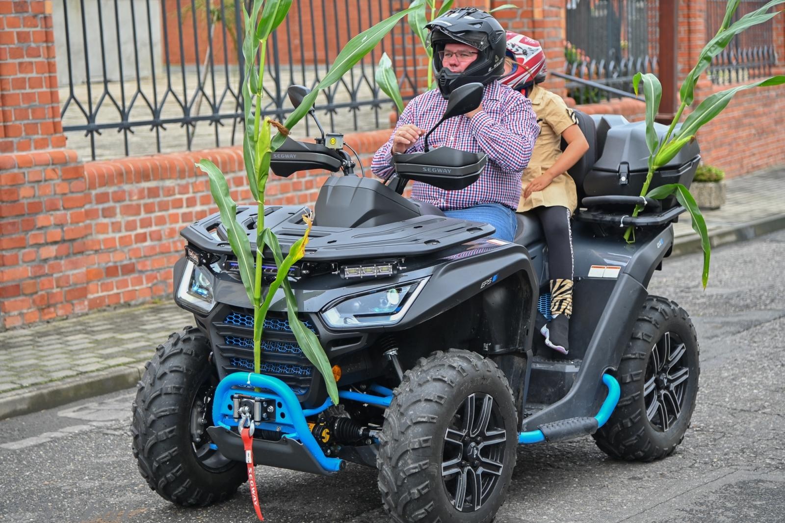 Zdjęcie w galerii na portalu naszraciborz.pl: Barwny korowód dożynkowy przejechał przez Wojnowice wiadomości z regionu