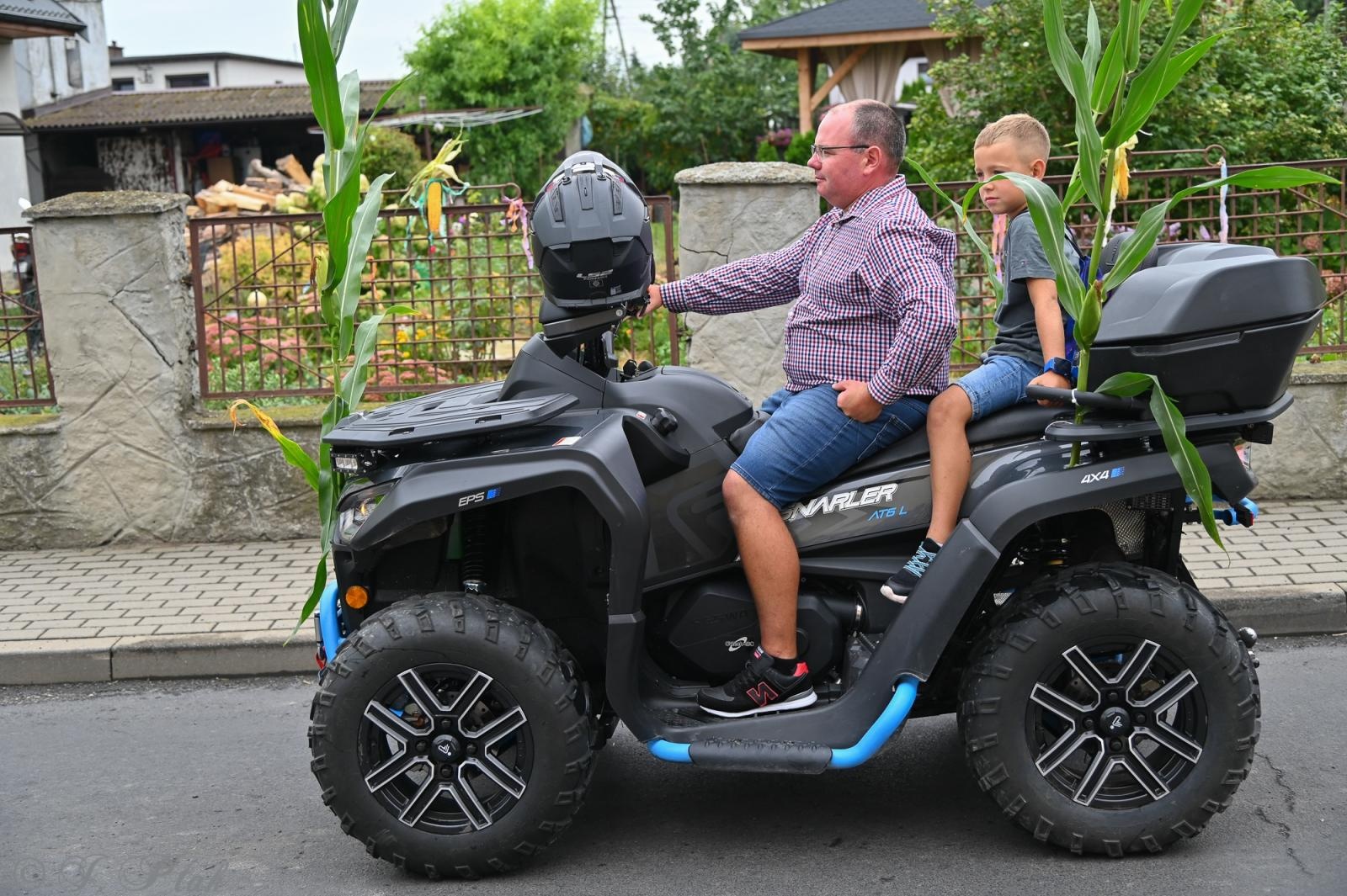 Zdjęcie w galerii na portalu naszraciborz.pl: Barwny korowód dożynkowy przejechał przez Wojnowice wiadomości z regionu