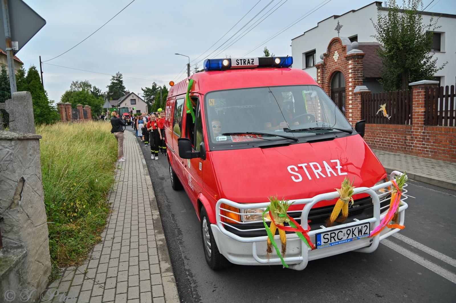 Zdjęcie w galerii na portalu naszraciborz.pl: Barwny korowód dożynkowy przejechał przez Wojnowice wiadomości z regionu