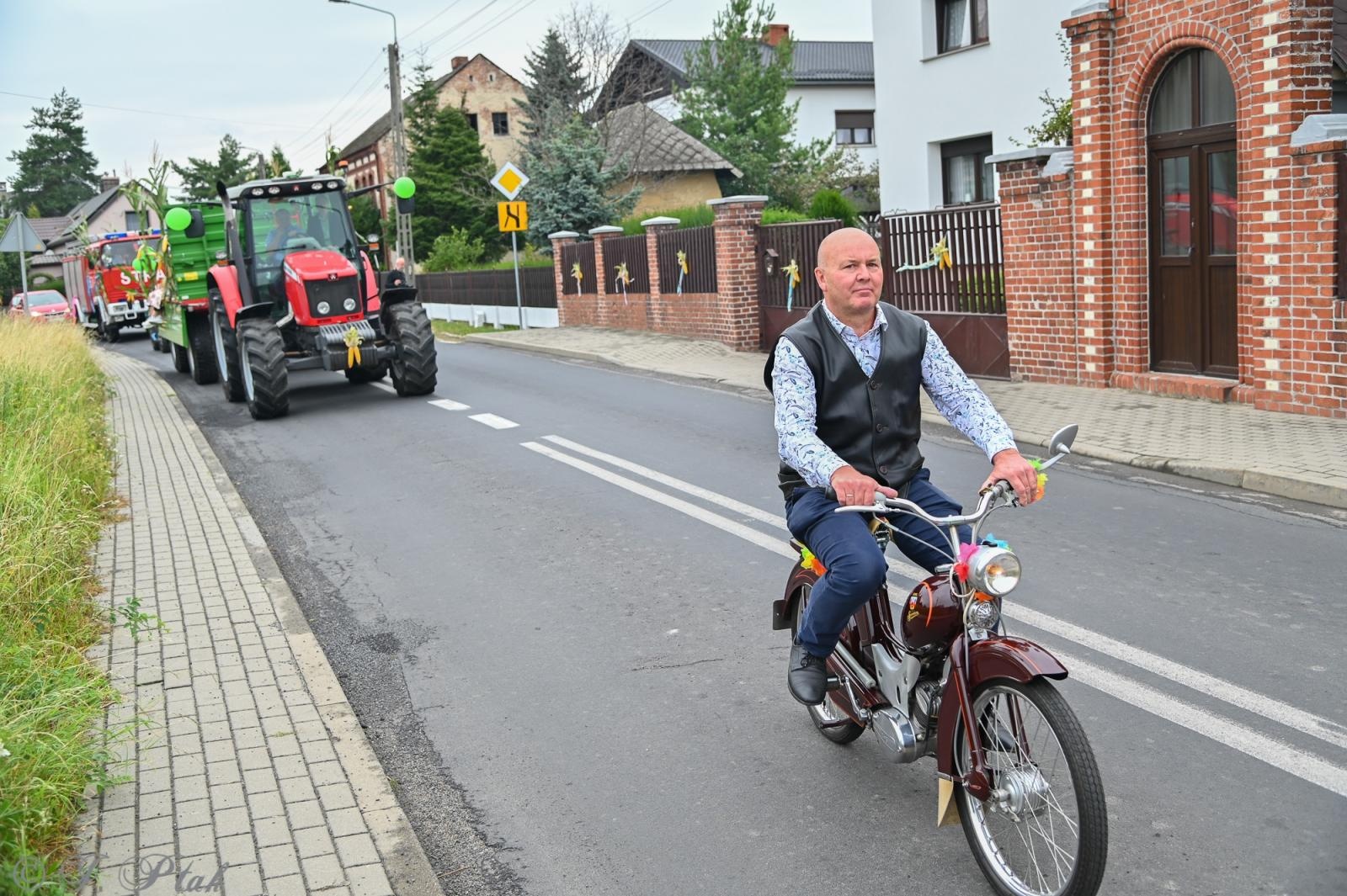 Zdjęcie w galerii na portalu naszraciborz.pl: Barwny korowód dożynkowy przejechał przez Wojnowice wiadomości z regionu