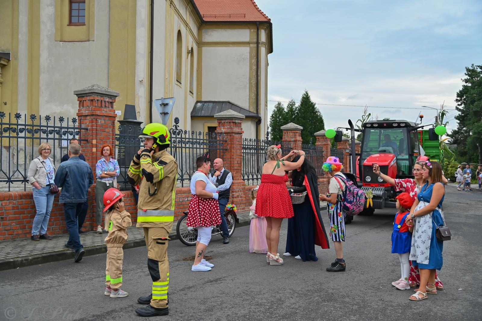 Zdjęcie w galerii na portalu naszraciborz.pl: Barwny korowód dożynkowy przejechał przez Wojnowice wiadomości z regionu