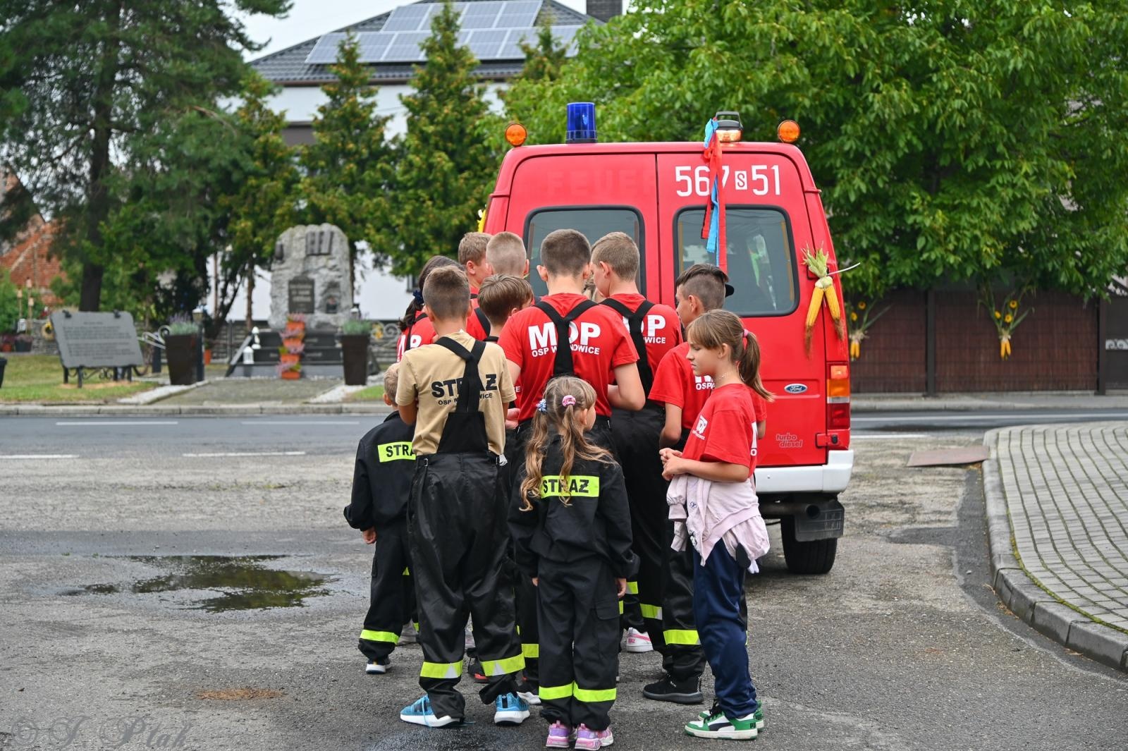 Zdjęcie w galerii na portalu naszraciborz.pl: Barwny korowód dożynkowy przejechał przez Wojnowice wiadomości z regionu