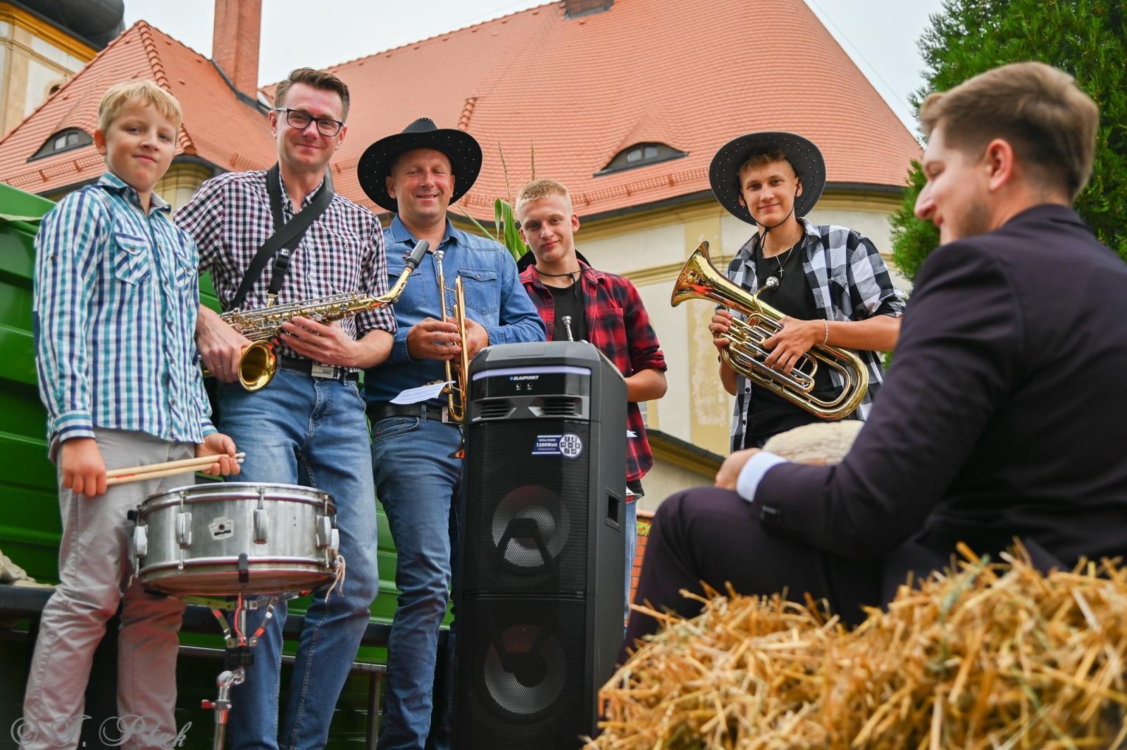 Zdjęcie w galerii na portalu naszraciborz.pl: Barwny korowód dożynkowy przejechał przez Wojnowice wiadomości z regionu