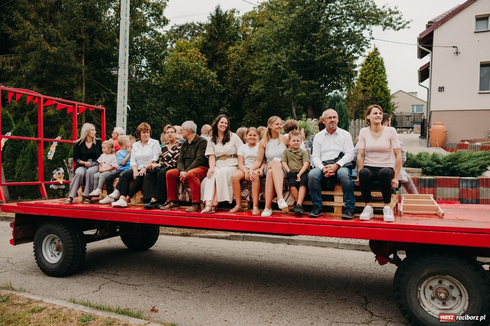 Zdjęcie w galerii na portalu naszraciborz.pl: Kosmiczny wyścig i powrót do korzeni – dożynki w Krowiarkach pełne atrakcji wiadomości z regionu