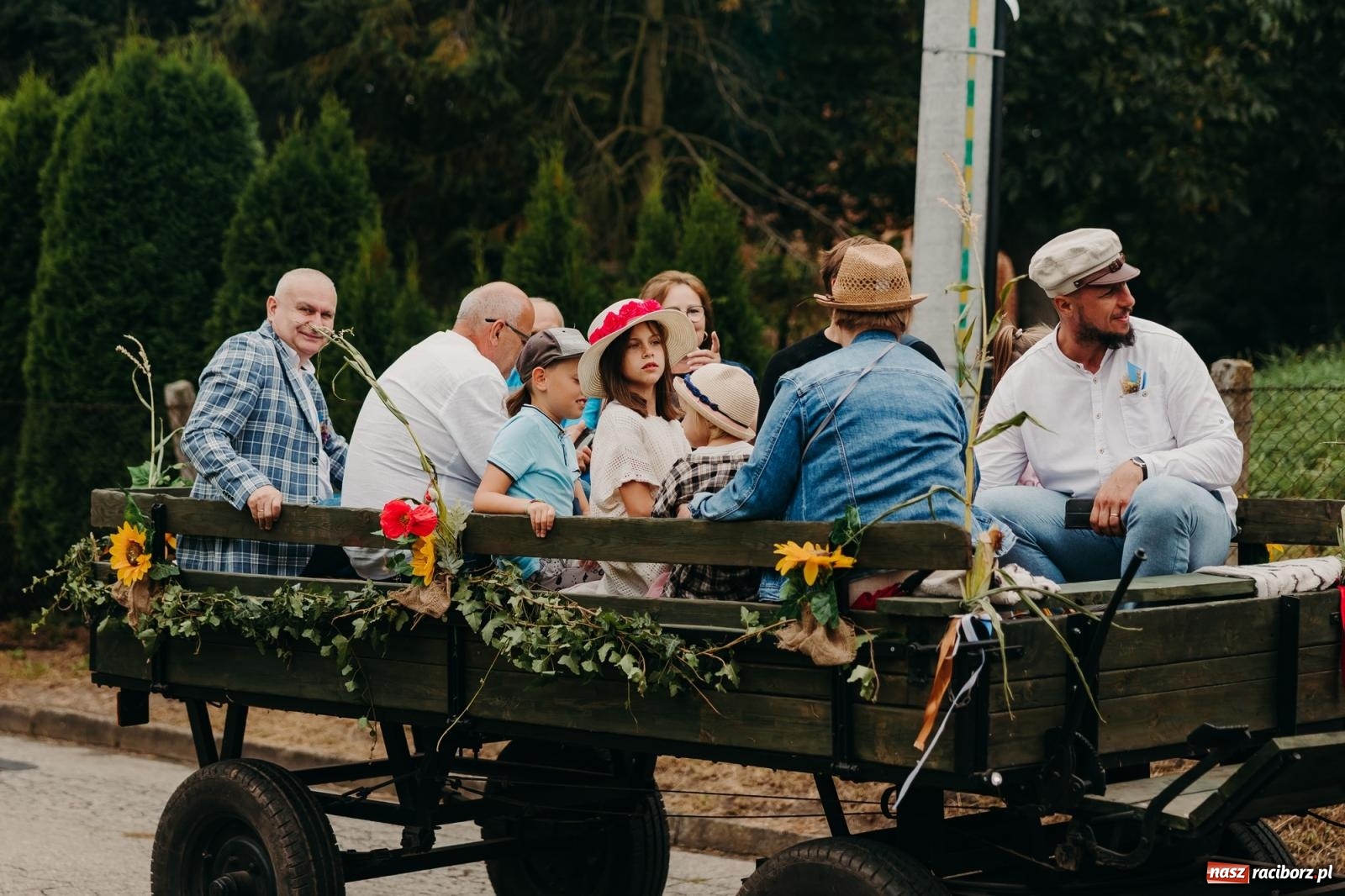 Zdjęcie w galerii na portalu naszraciborz.pl: Kosmiczny wyścig i powrót do korzeni – dożynki w Krowiarkach pełne atrakcji wiadomości z regionu