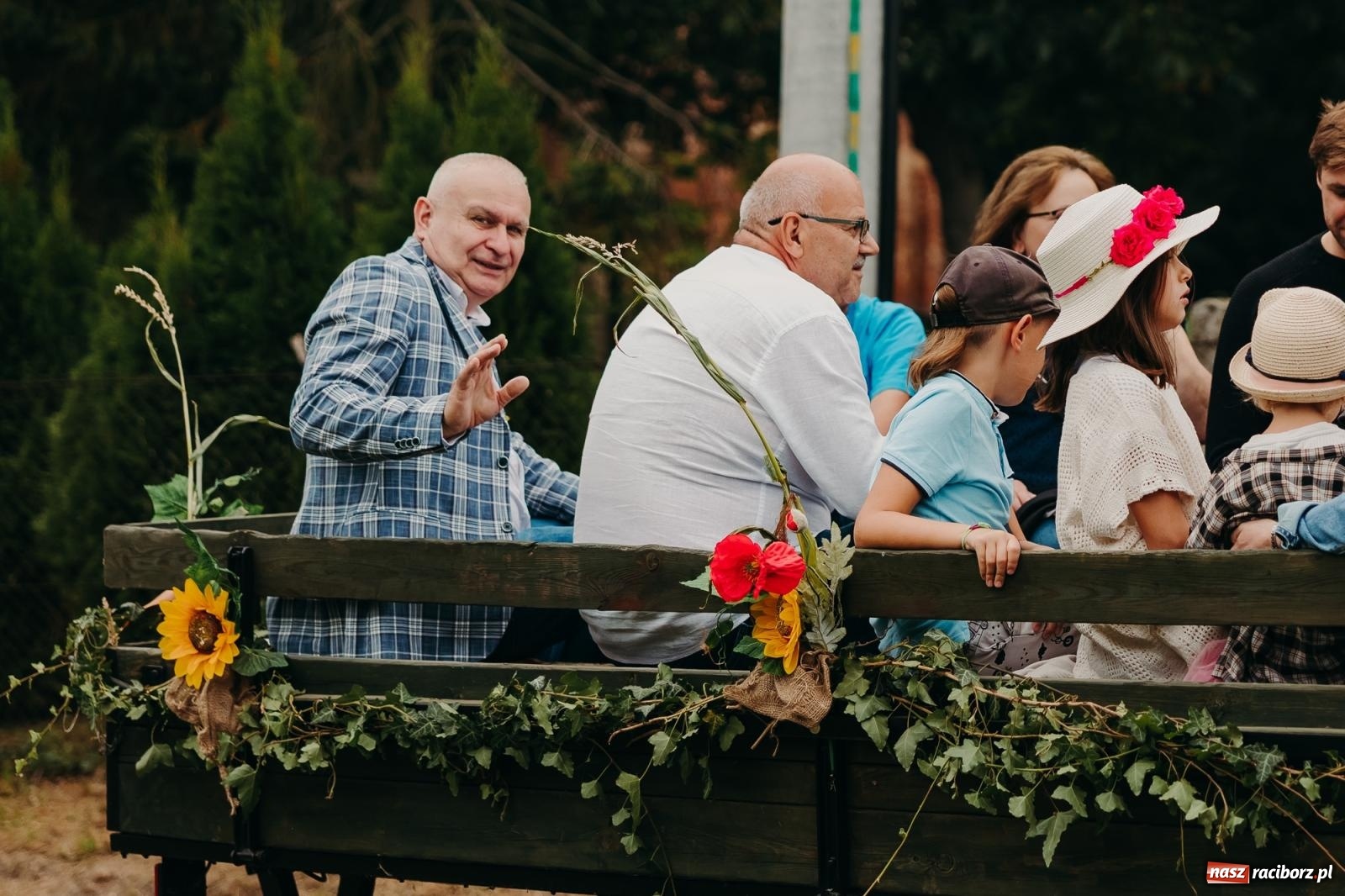 Zdjęcie w galerii na portalu naszraciborz.pl: Kosmiczny wyścig i powrót do korzeni – dożynki w Krowiarkach pełne atrakcji wiadomości z regionu