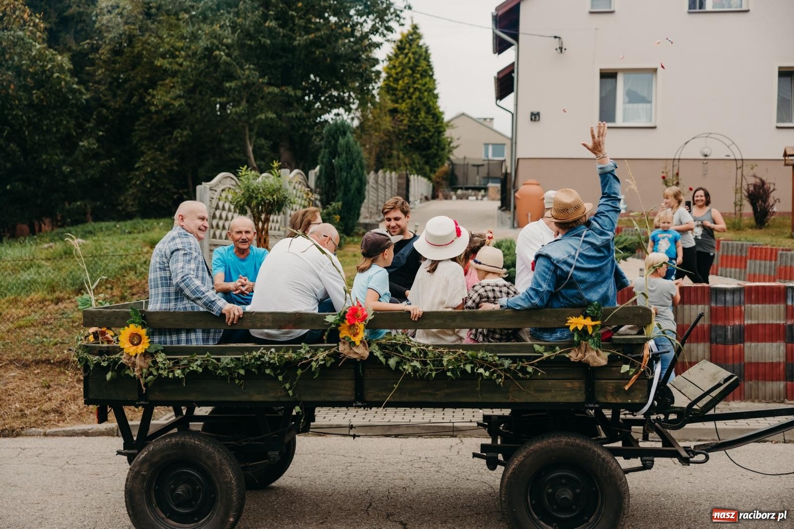 Zdjęcie w galerii na portalu naszraciborz.pl: Kosmiczny wyścig i powrót do korzeni – dożynki w Krowiarkach pełne atrakcji wiadomości z regionu