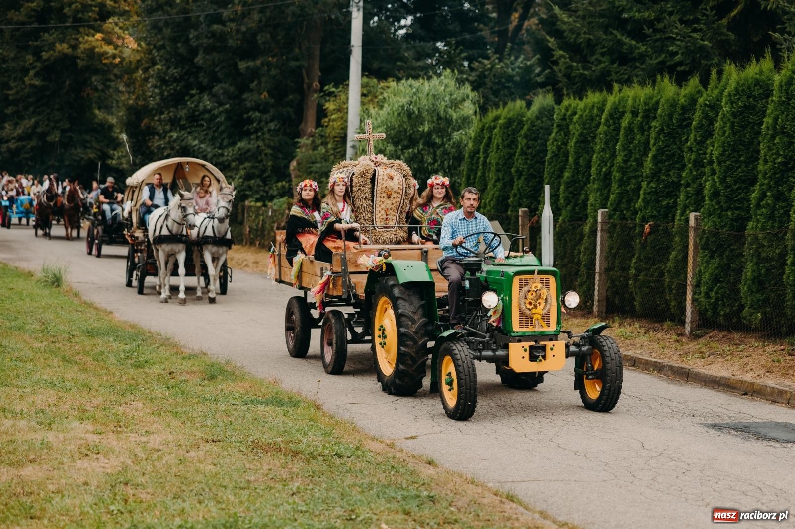 Zdjęcie w galerii na portalu naszraciborz.pl: Kosmiczny wyścig i powrót do korzeni – dożynki w Krowiarkach pełne atrakcji wiadomości z regionu