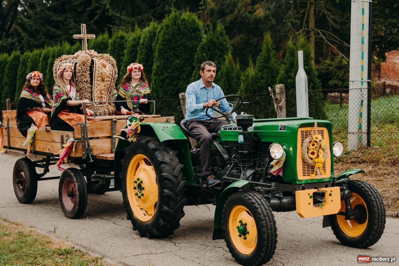 Zdjęcie w galerii na portalu naszraciborz.pl: Kosmiczny wyścig i powrót do korzeni – dożynki w Krowiarkach pełne atrakcji wiadomości z regionu