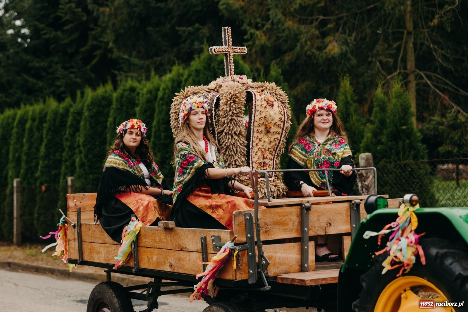 Zdjęcie w galerii na portalu naszraciborz.pl: Kosmiczny wyścig i powrót do korzeni – dożynki w Krowiarkach pełne atrakcji wiadomości z regionu