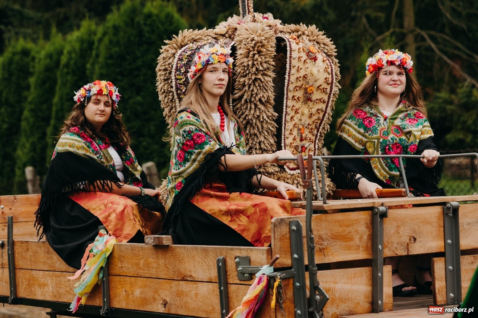 Zdjęcie w galerii na portalu naszraciborz.pl: Kosmiczny wyścig i powrót do korzeni – dożynki w Krowiarkach pełne atrakcji wiadomości z regionu