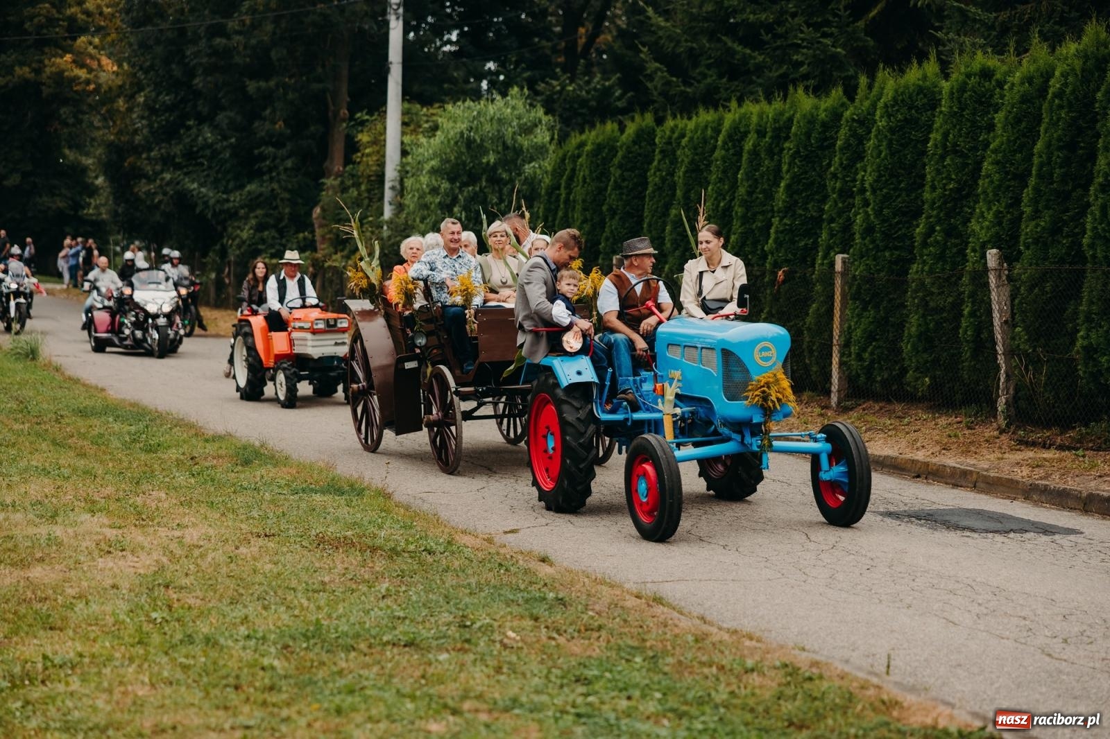 Zdjęcie w galerii na portalu naszraciborz.pl: Kosmiczny wyścig i powrót do korzeni – dożynki w Krowiarkach pełne atrakcji wiadomości z regionu
