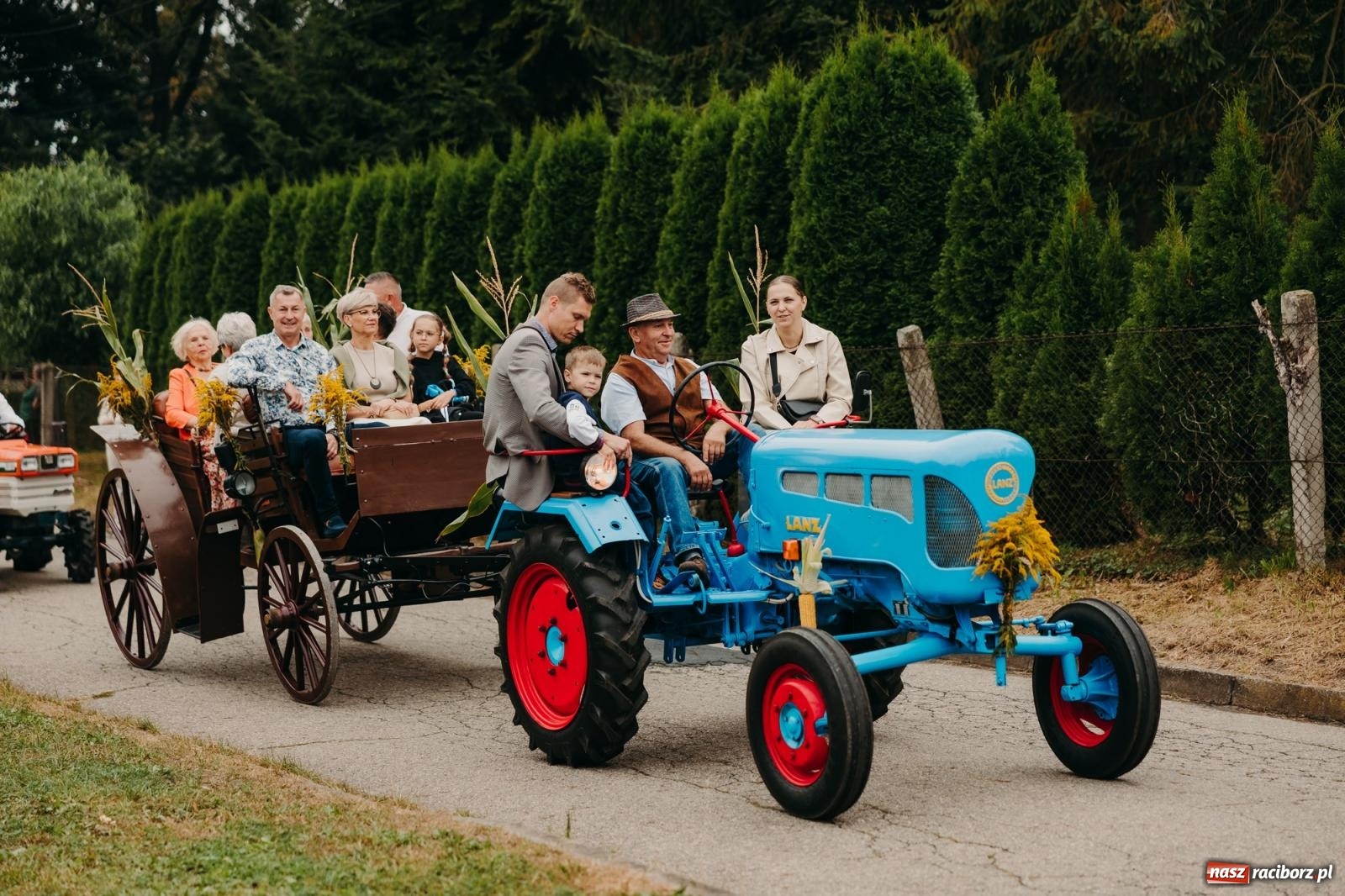 Zdjęcie w galerii na portalu naszraciborz.pl: Kosmiczny wyścig i powrót do korzeni – dożynki w Krowiarkach pełne atrakcji wiadomości z regionu