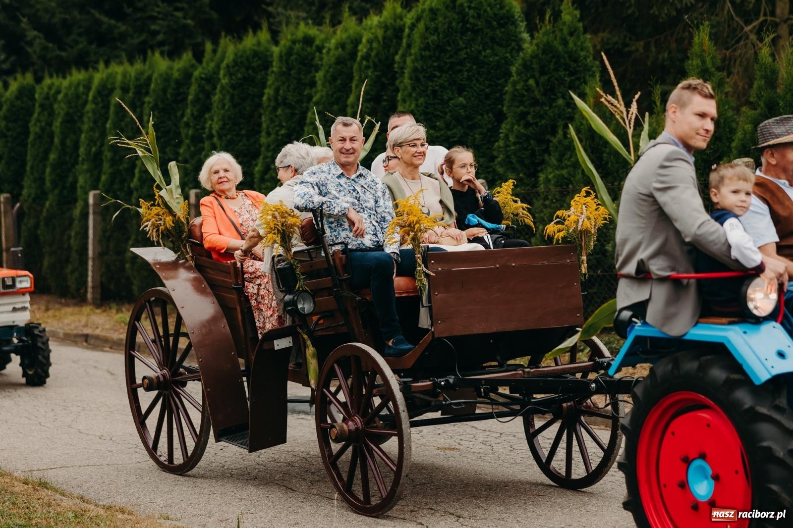 Zdjęcie w galerii na portalu naszraciborz.pl: Kosmiczny wyścig i powrót do korzeni – dożynki w Krowiarkach pełne atrakcji wiadomości z regionu
