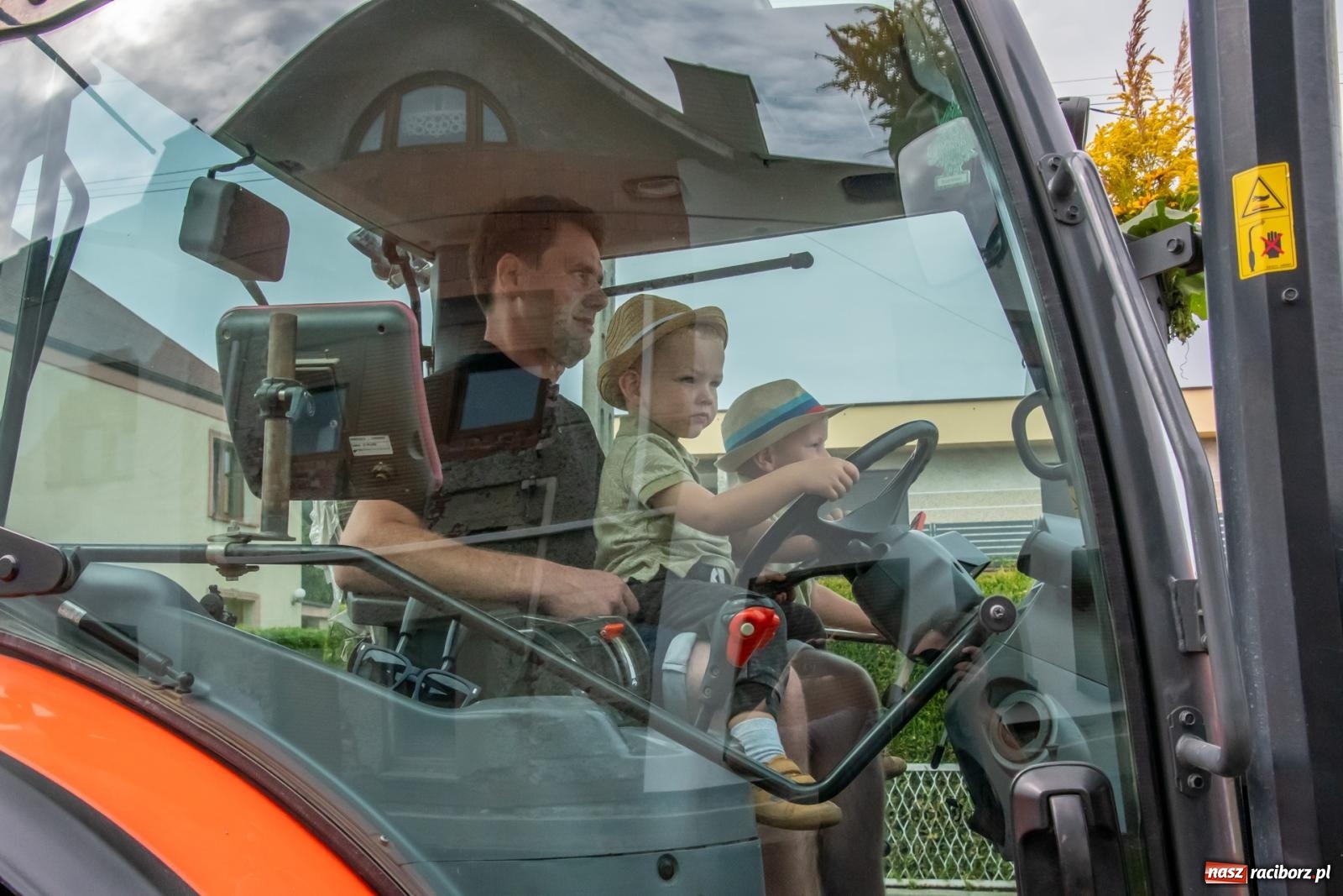 Zdjęcie w galerii na portalu naszraciborz.pl: Dożynki w Krzyżanowicach. Uśmiech, dixieland i wielkie maszyny [FOTO i WIDEO] wiadomości z regionu
