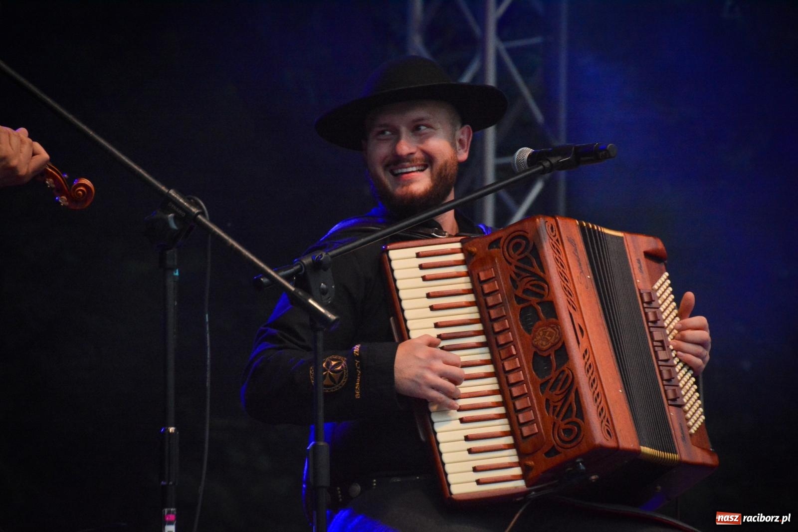 Zdjęcie w galerii na portalu naszraciborz.pl: Sztefa i Brajan, Freddie, EMI oraz Beskidzcy zbóje pożegnali wakacje na zamku [FOTO i WIDEO] wiadomości z regionu