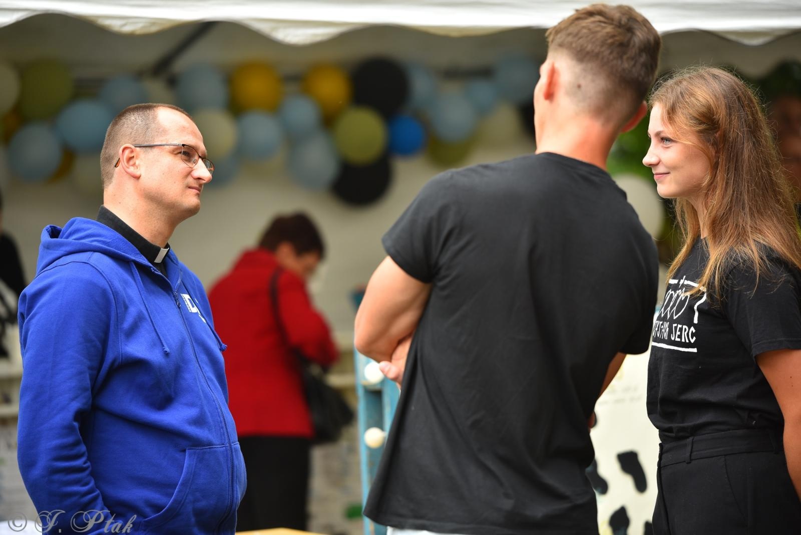 Zdjęcie w galerii na portalu naszraciborz.pl: Polski Wieczór Uwielbienia i konferencja ks. Piotra Morcińca zwieńczyły 34. Festiwal Spotkałem Pana wiadomości z regionu