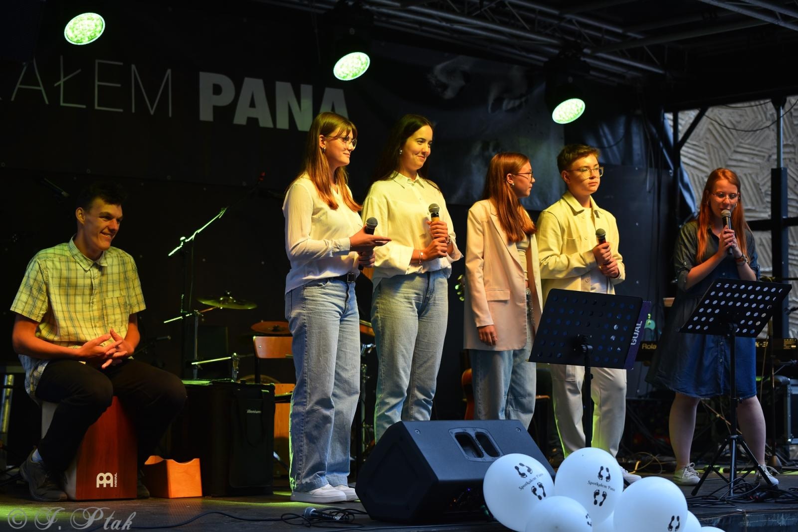 Zdjęcie w galerii na portalu naszraciborz.pl: Polski Wieczór Uwielbienia i konferencja ks. Piotra Morcińca zwieńczyły 34. Festiwal Spotkałem Pana wiadomości z regionu