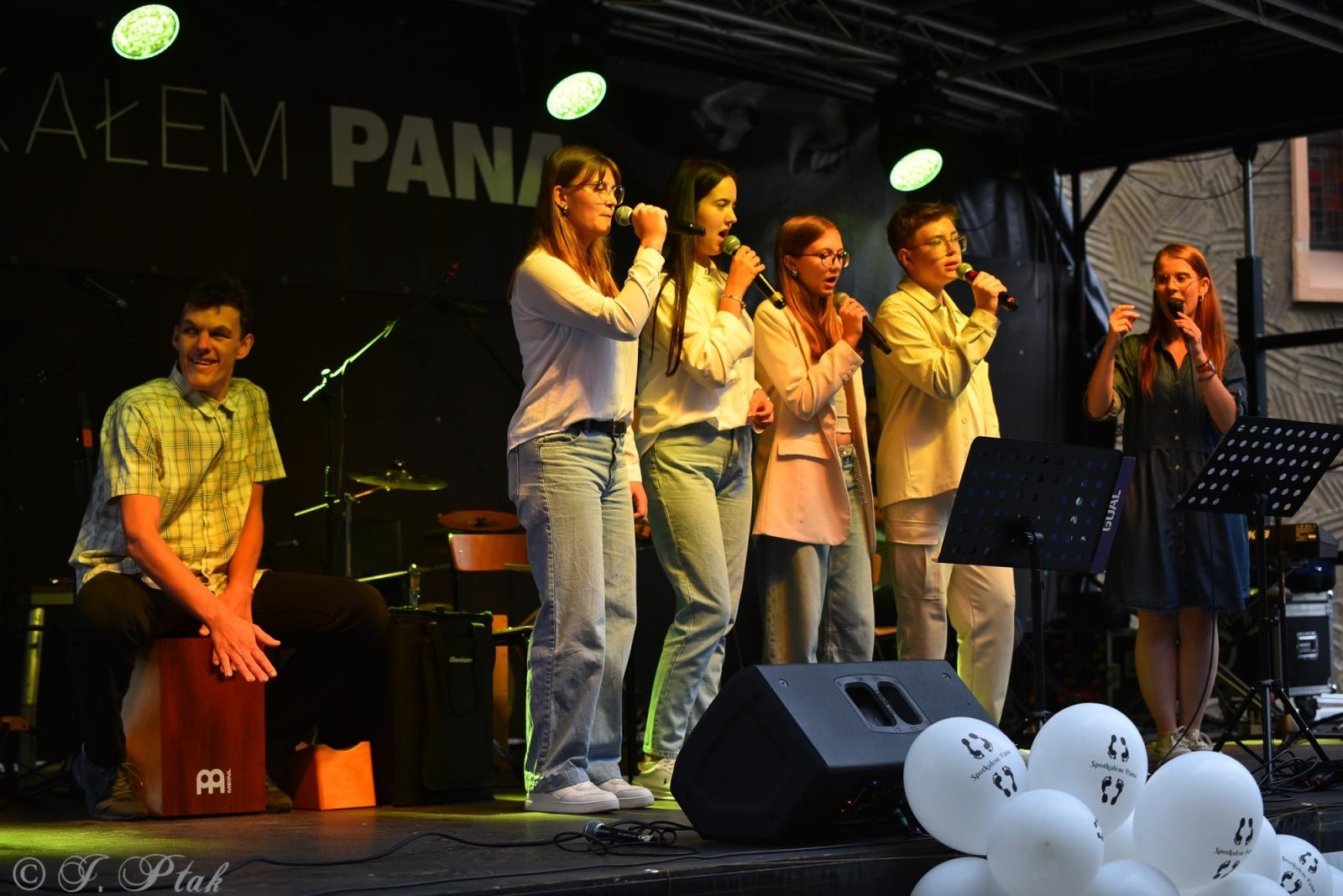 Zdjęcie w galerii na portalu naszraciborz.pl: Polski Wieczór Uwielbienia i konferencja ks. Piotra Morcińca zwieńczyły 34. Festiwal Spotkałem Pana wiadomości z regionu