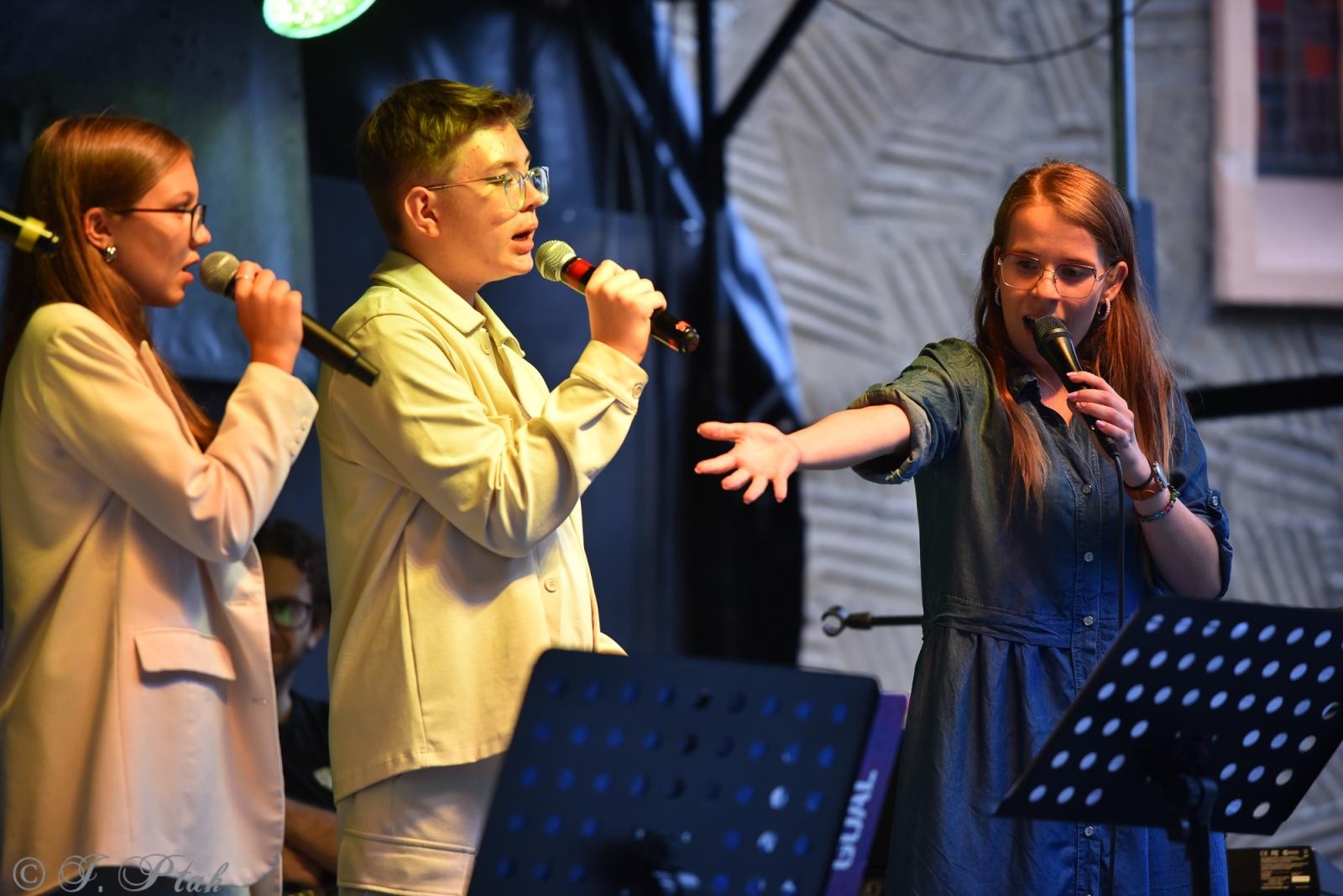 Zdjęcie w galerii na portalu naszraciborz.pl: Polski Wieczór Uwielbienia i konferencja ks. Piotra Morcińca zwieńczyły 34. Festiwal Spotkałem Pana wiadomości z regionu