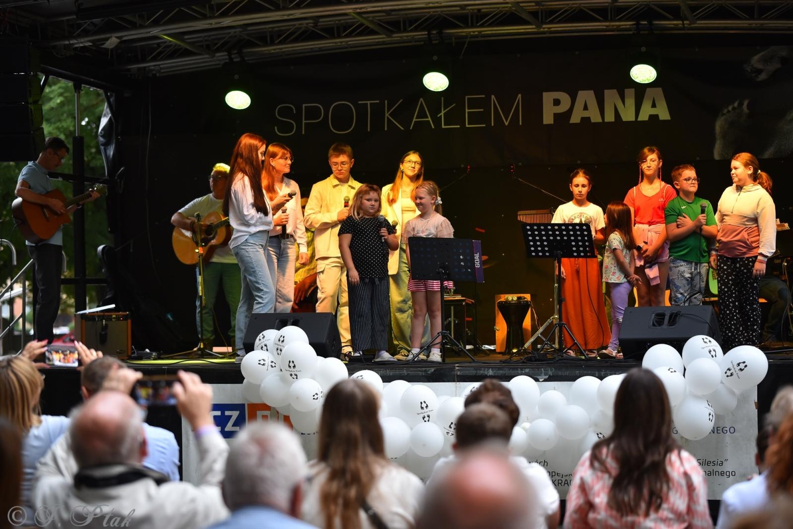 Zdjęcie w galerii na portalu naszraciborz.pl: Polski Wieczór Uwielbienia i konferencja ks. Piotra Morcińca zwieńczyły 34. Festiwal Spotkałem Pana wiadomości z regionu