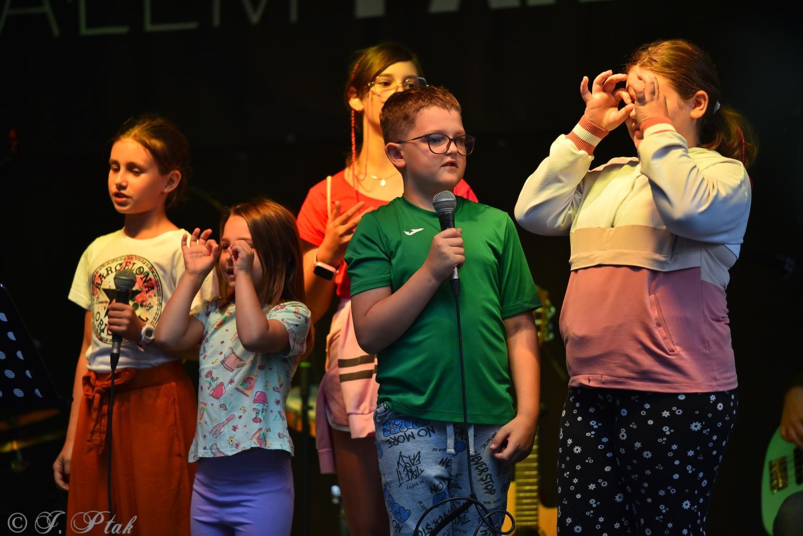 Zdjęcie w galerii na portalu naszraciborz.pl: Polski Wieczór Uwielbienia i konferencja ks. Piotra Morcińca zwieńczyły 34. Festiwal Spotkałem Pana wiadomości z regionu