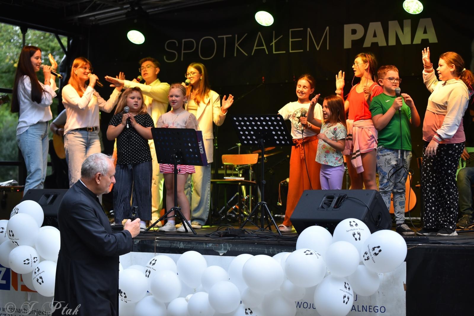Zdjęcie w galerii na portalu naszraciborz.pl: Polski Wieczór Uwielbienia i konferencja ks. Piotra Morcińca zwieńczyły 34. Festiwal Spotkałem Pana wiadomości z regionu