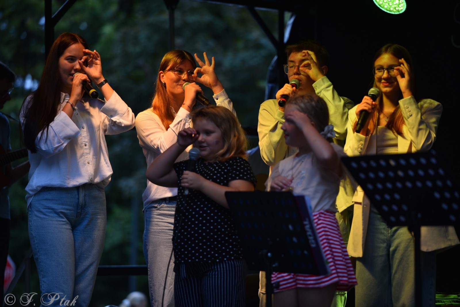 Zdjęcie w galerii na portalu naszraciborz.pl: Polski Wieczór Uwielbienia i konferencja ks. Piotra Morcińca zwieńczyły 34. Festiwal Spotkałem Pana wiadomości z regionu