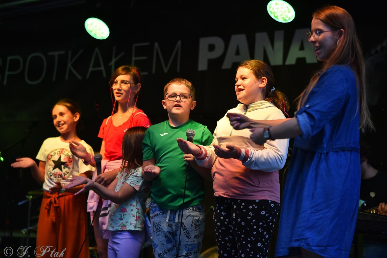 Zdjęcie w galerii na portalu naszraciborz.pl: Polski Wieczór Uwielbienia i konferencja ks. Piotra Morcińca zwieńczyły 34. Festiwal Spotkałem Pana wiadomości z regionu