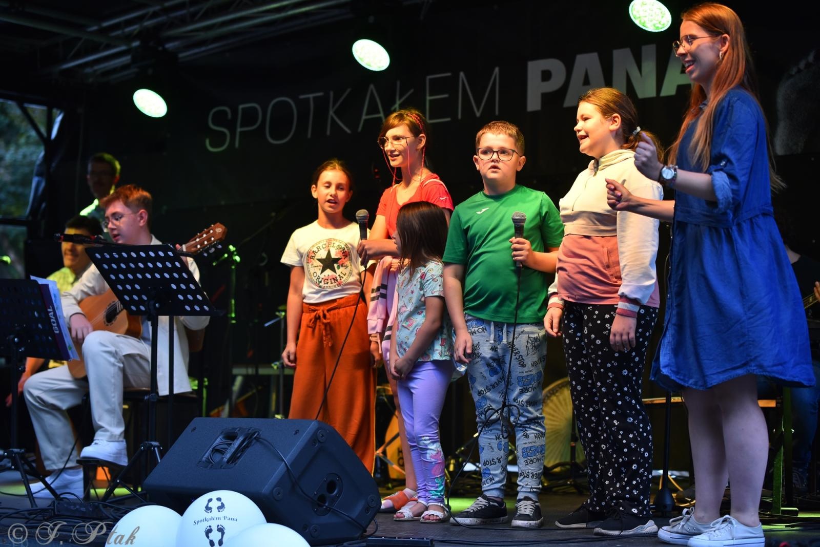 Zdjęcie w galerii na portalu naszraciborz.pl: Polski Wieczór Uwielbienia i konferencja ks. Piotra Morcińca zwieńczyły 34. Festiwal Spotkałem Pana wiadomości z regionu