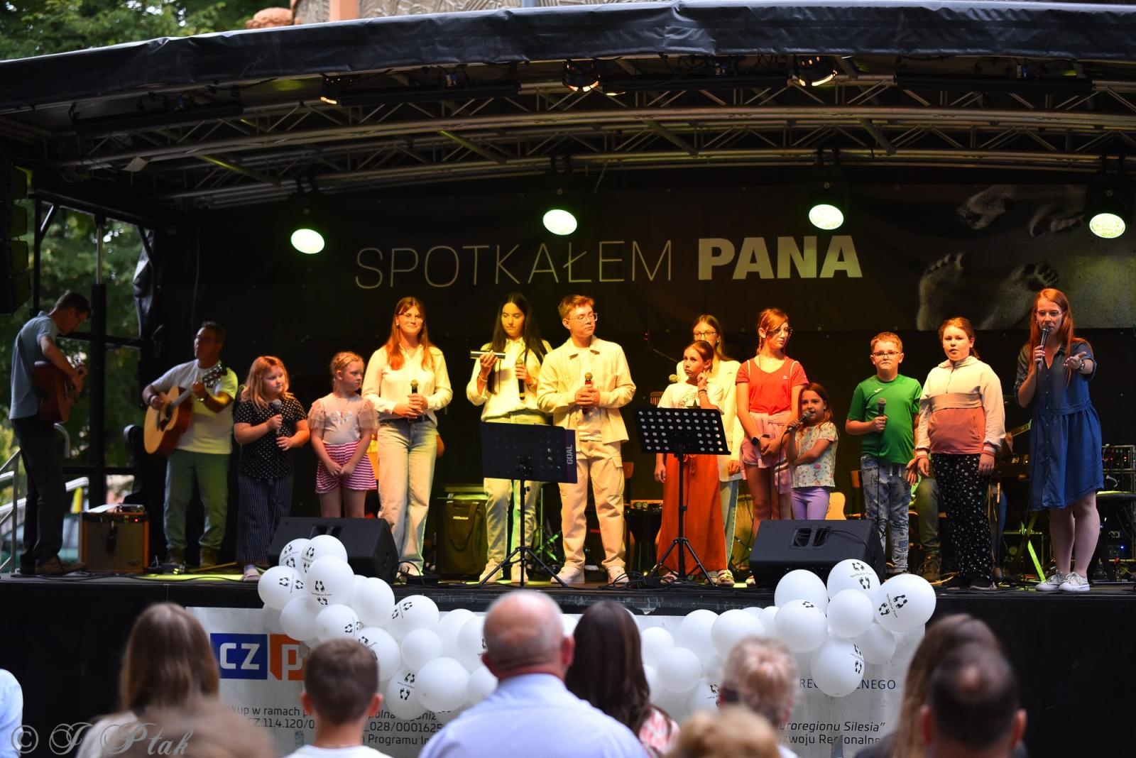 Zdjęcie w galerii na portalu naszraciborz.pl: Polski Wieczór Uwielbienia i konferencja ks. Piotra Morcińca zwieńczyły 34. Festiwal Spotkałem Pana wiadomości z regionu